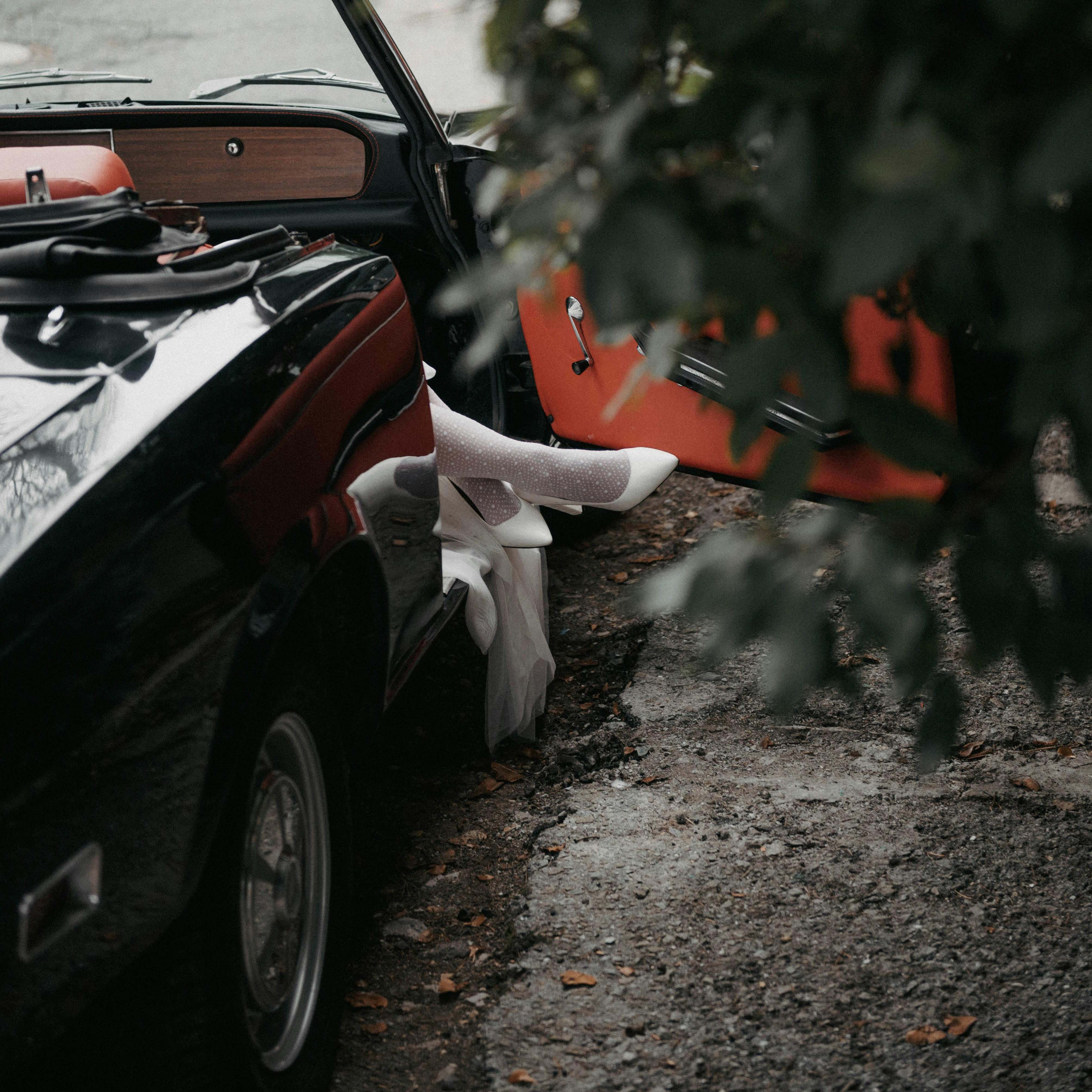 Una mujer sale de un Automóvil en un paseo | Fuente: Pexels