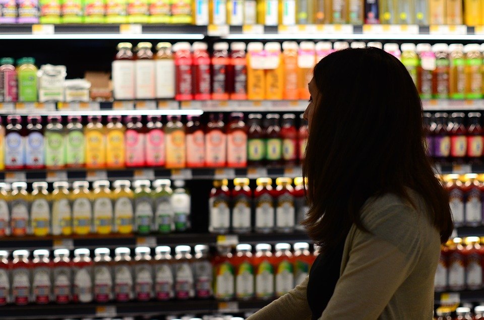 Mujer en el supermercado| Foto: Pixabay