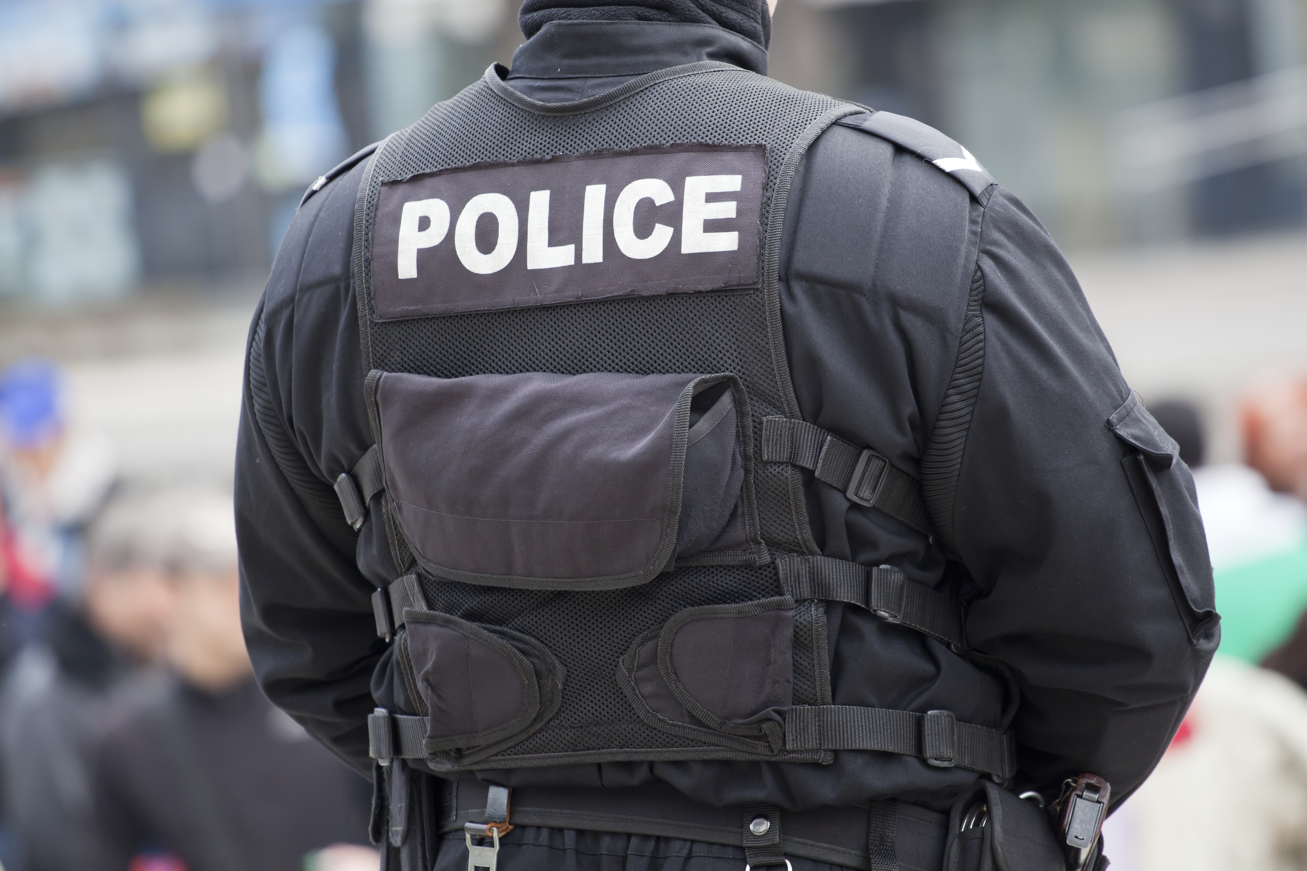 Detalle de un agente de policía | Fuente: Shutterstock