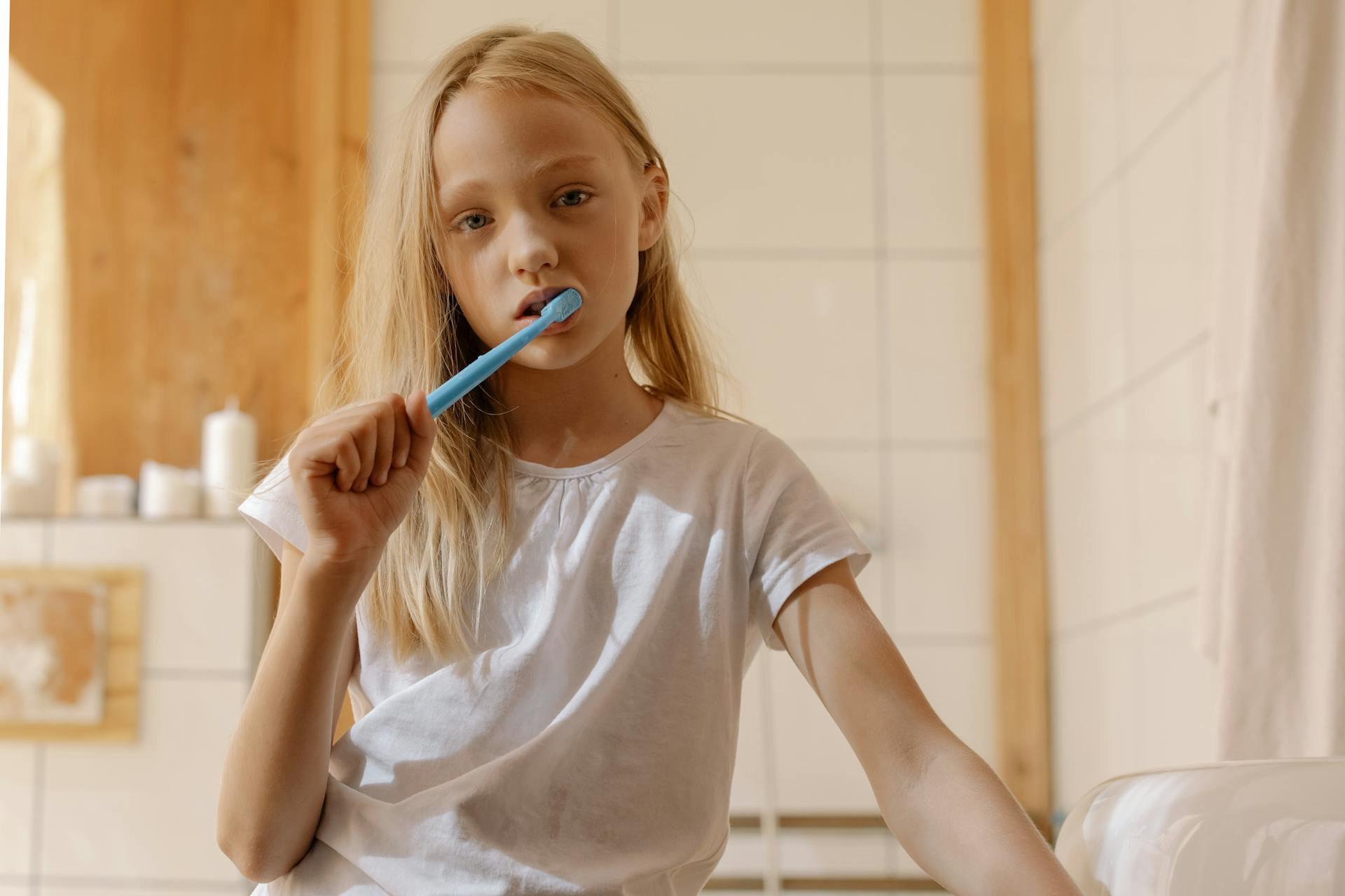 Una niña cepillándose los dientes | Fuente: Pexels