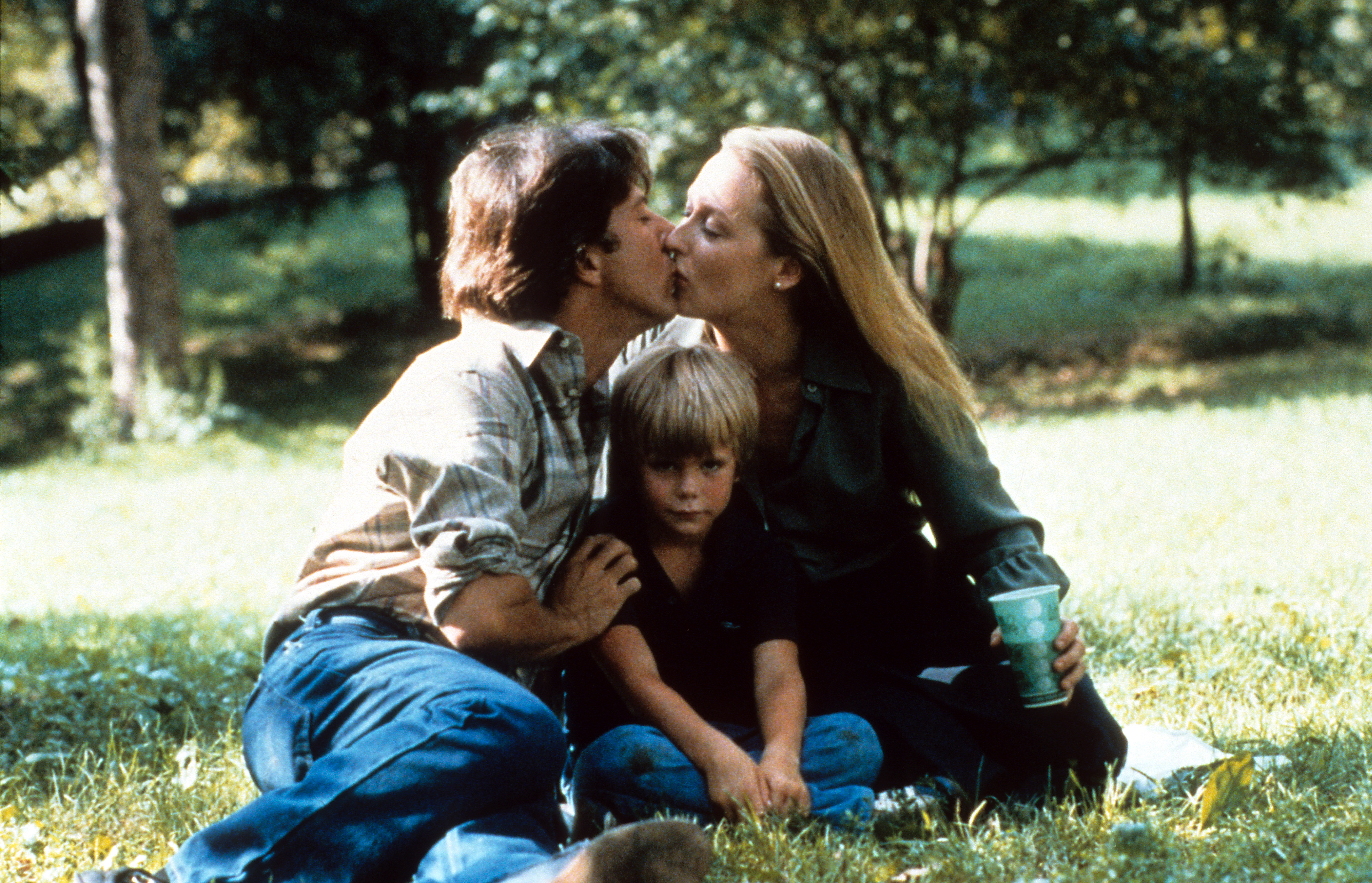 Dustin Hoffman besa a Meryl Streep en una escena de la película "Kramer vs. Kramer" en 1979 | Fuente: Getty Images