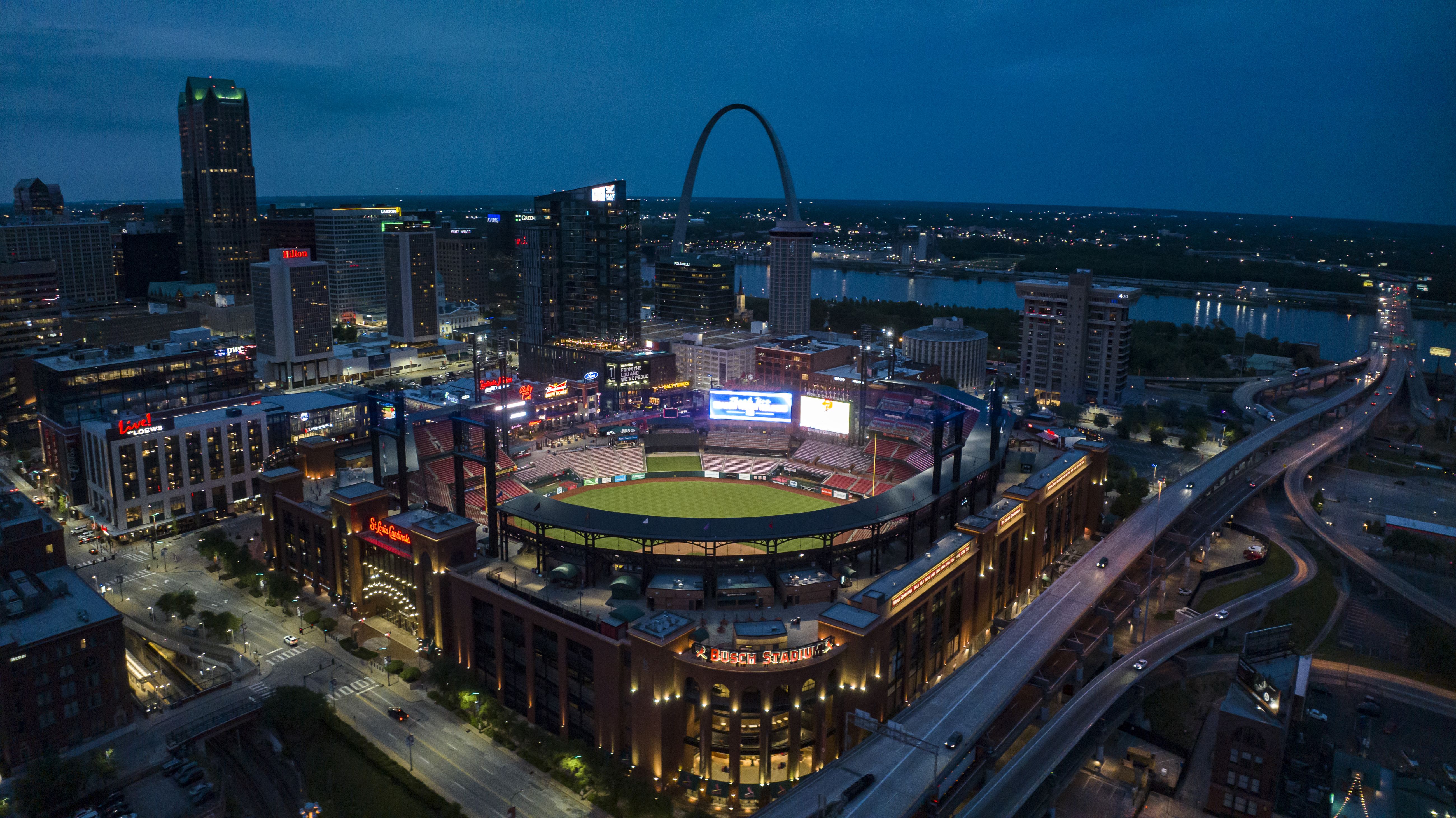 Vista del Busch Stadium, el horizonte de San Luis, el Gateway Arch y el río Misisipi en San Luis, Misuri, en 2023 | Fuente: Getty Images