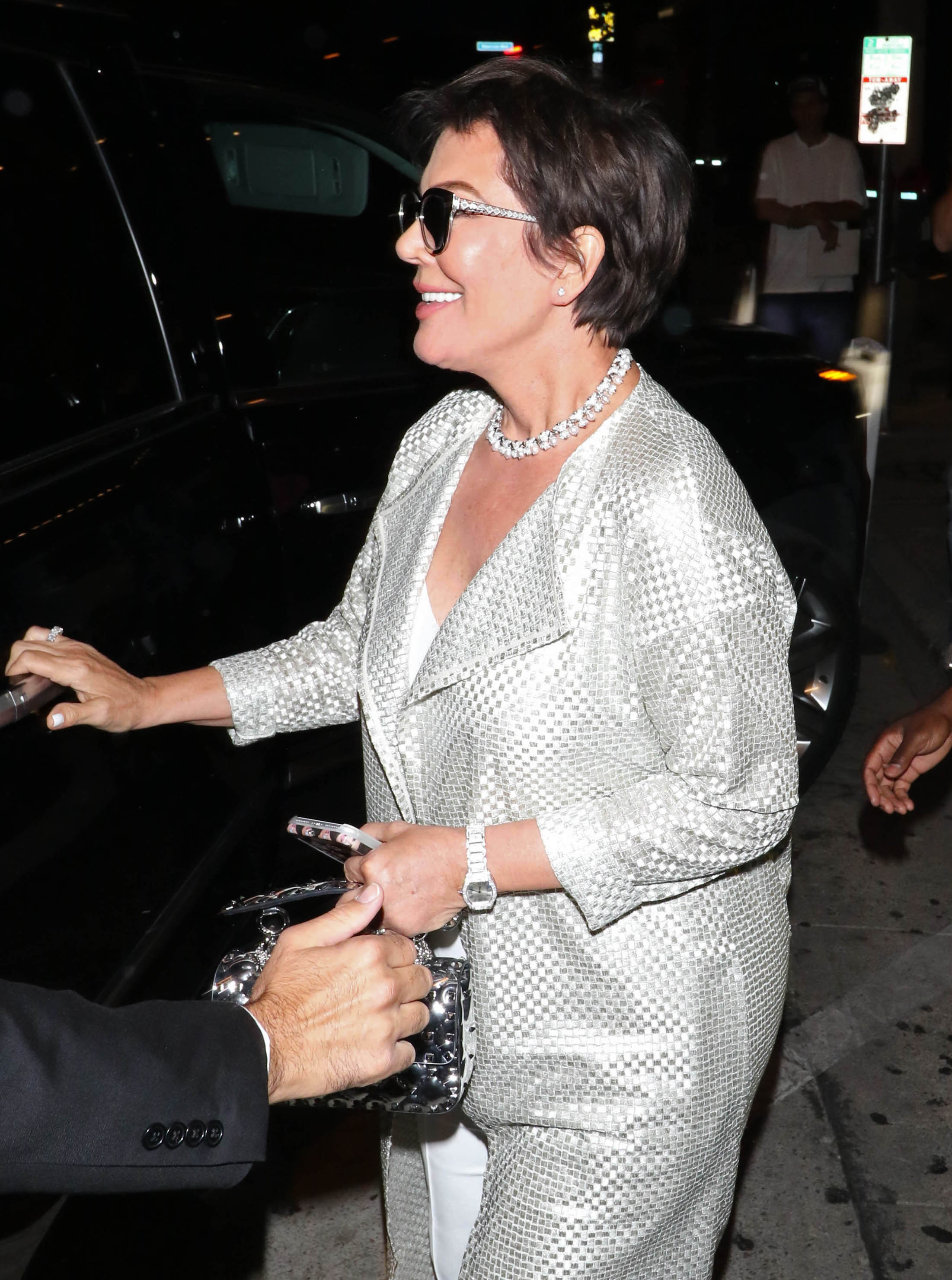 Se ve a Kris Jenner llegando a Los Ángeles, con una chaqueta plateada brillante y gafas de sol. | Fuente: Getty Images