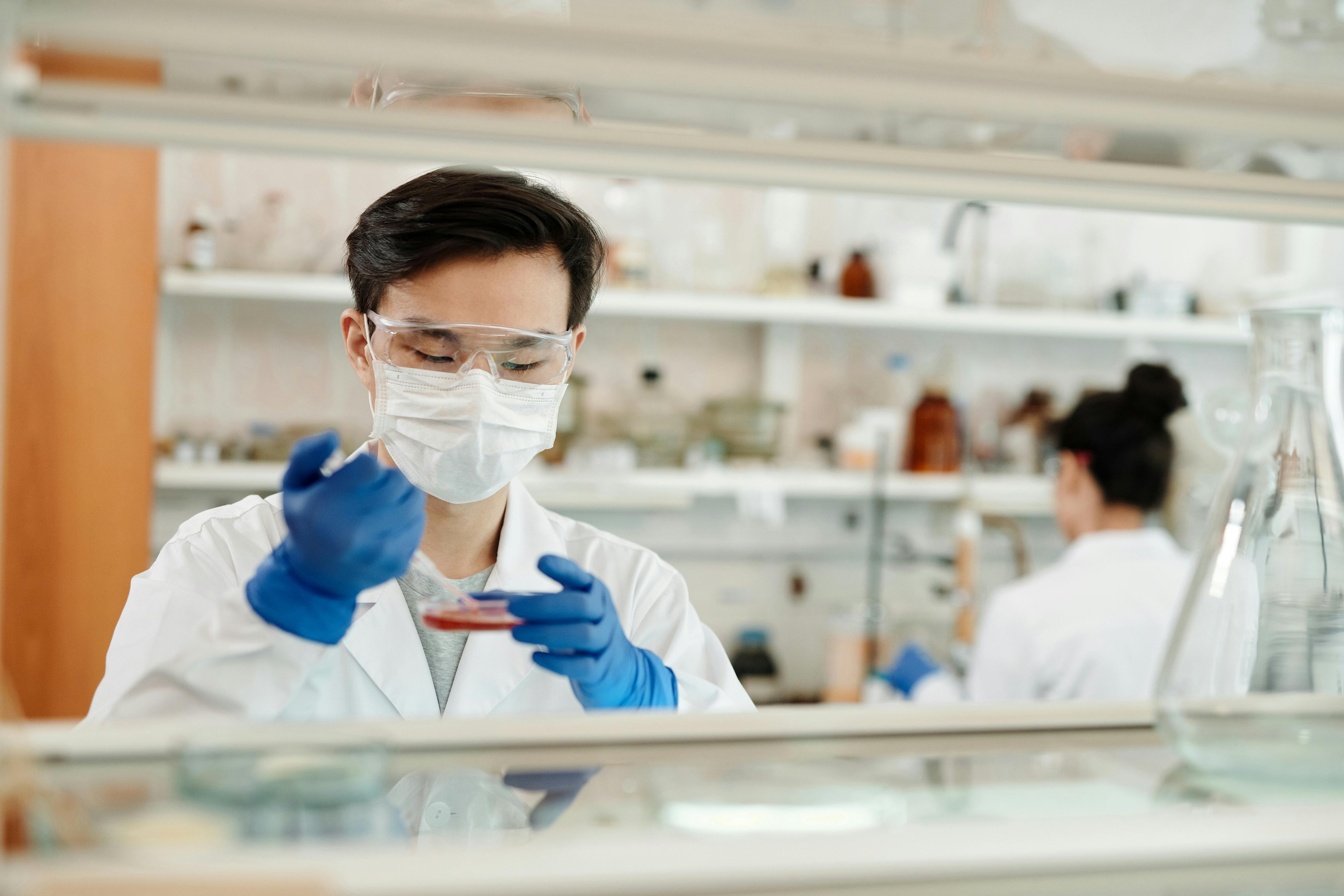 Un hombre realizando un análisis de muestras en el laboratorio | Fuente: Pexels