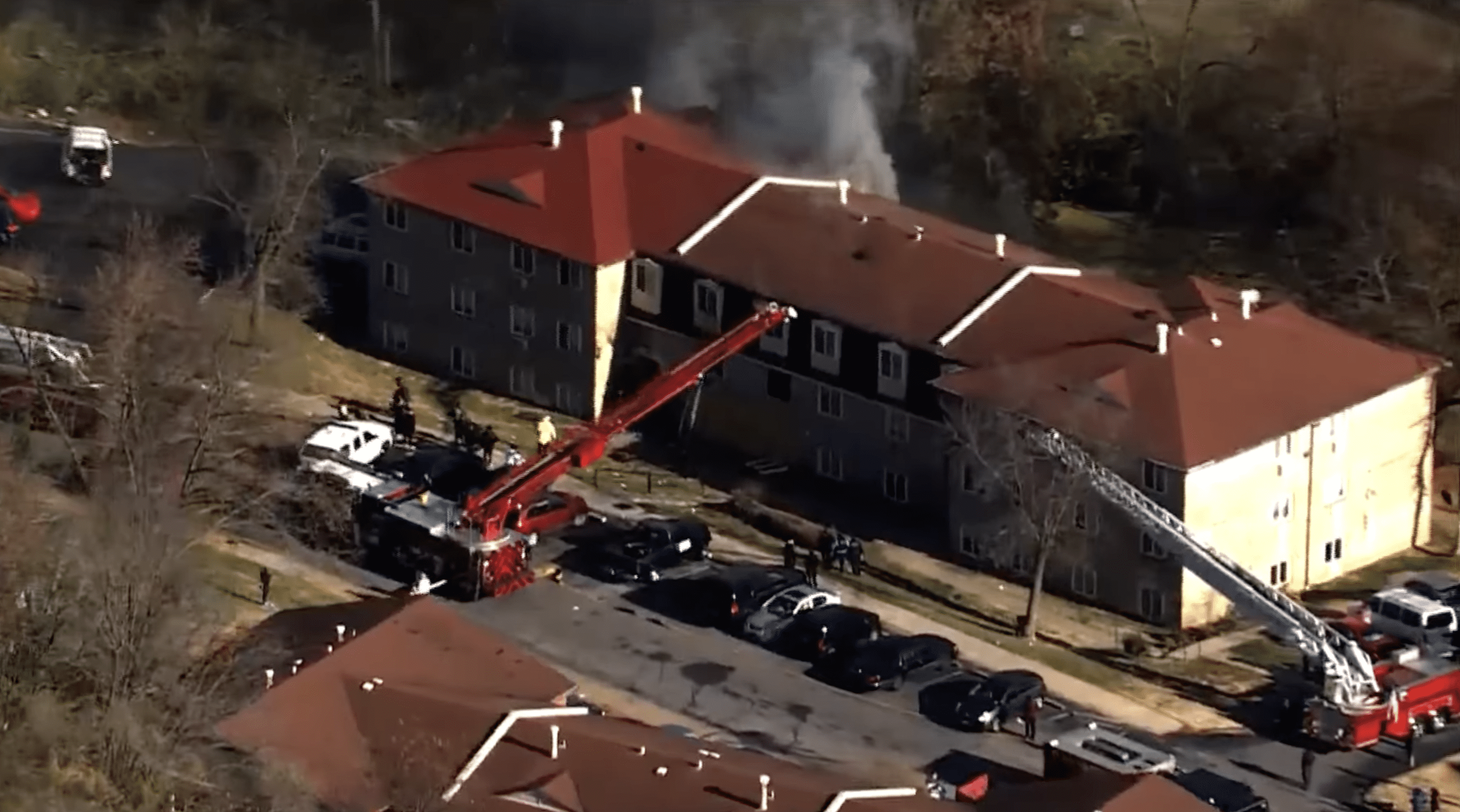 Complejo de apartamentos Hillvale en Selber Court en el norte de St. Louis que se incendió. | Foto: YouTube/FOX 2 St. Louis