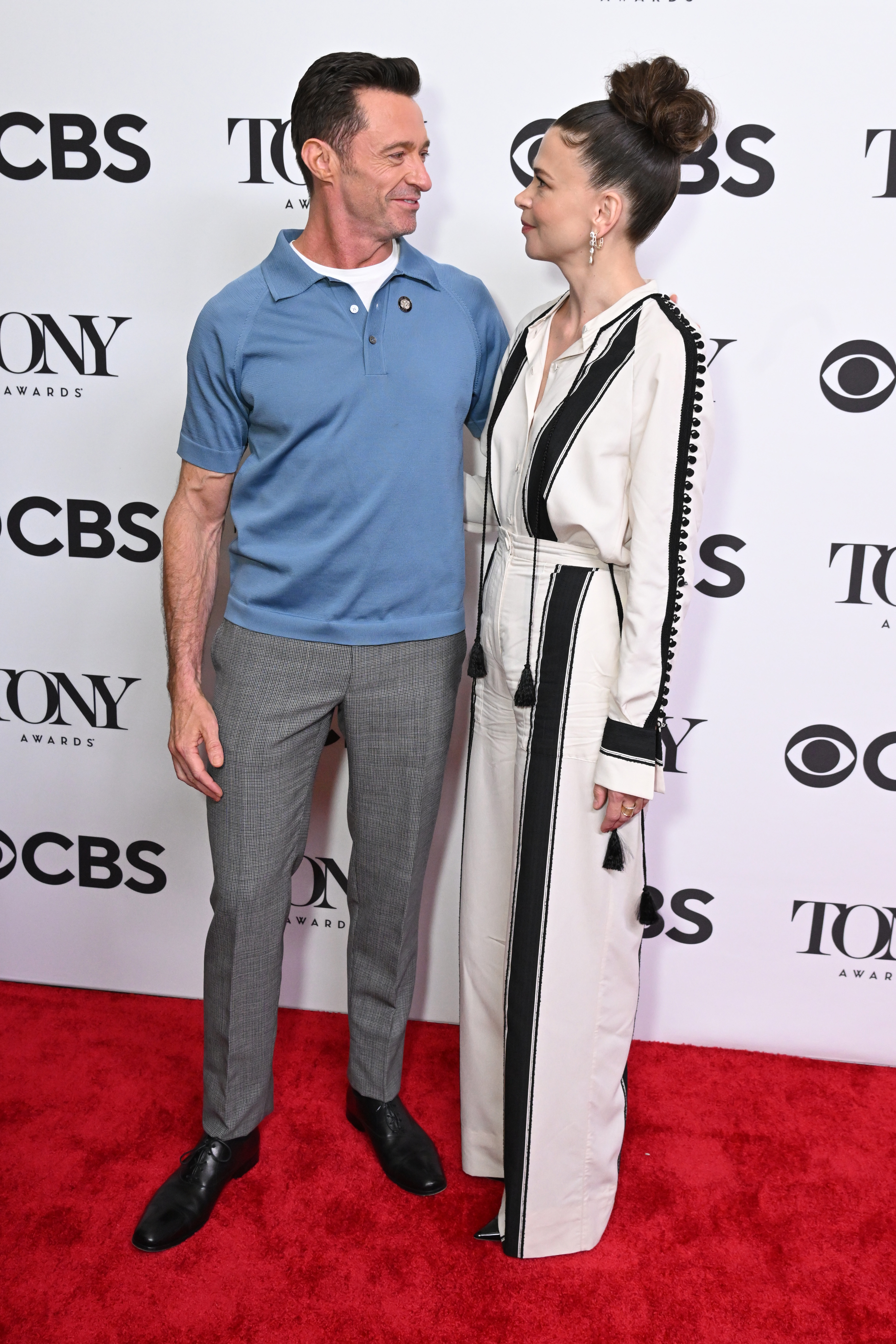 Hugh Jackman y Sutton Foster asisten al 75º Evento de Prensa Anual de los Premios Tony Meet The Nominees en el Sofitel New York en Nueva York, el 12 de mayo de 2022 | Fuente: Getty Images