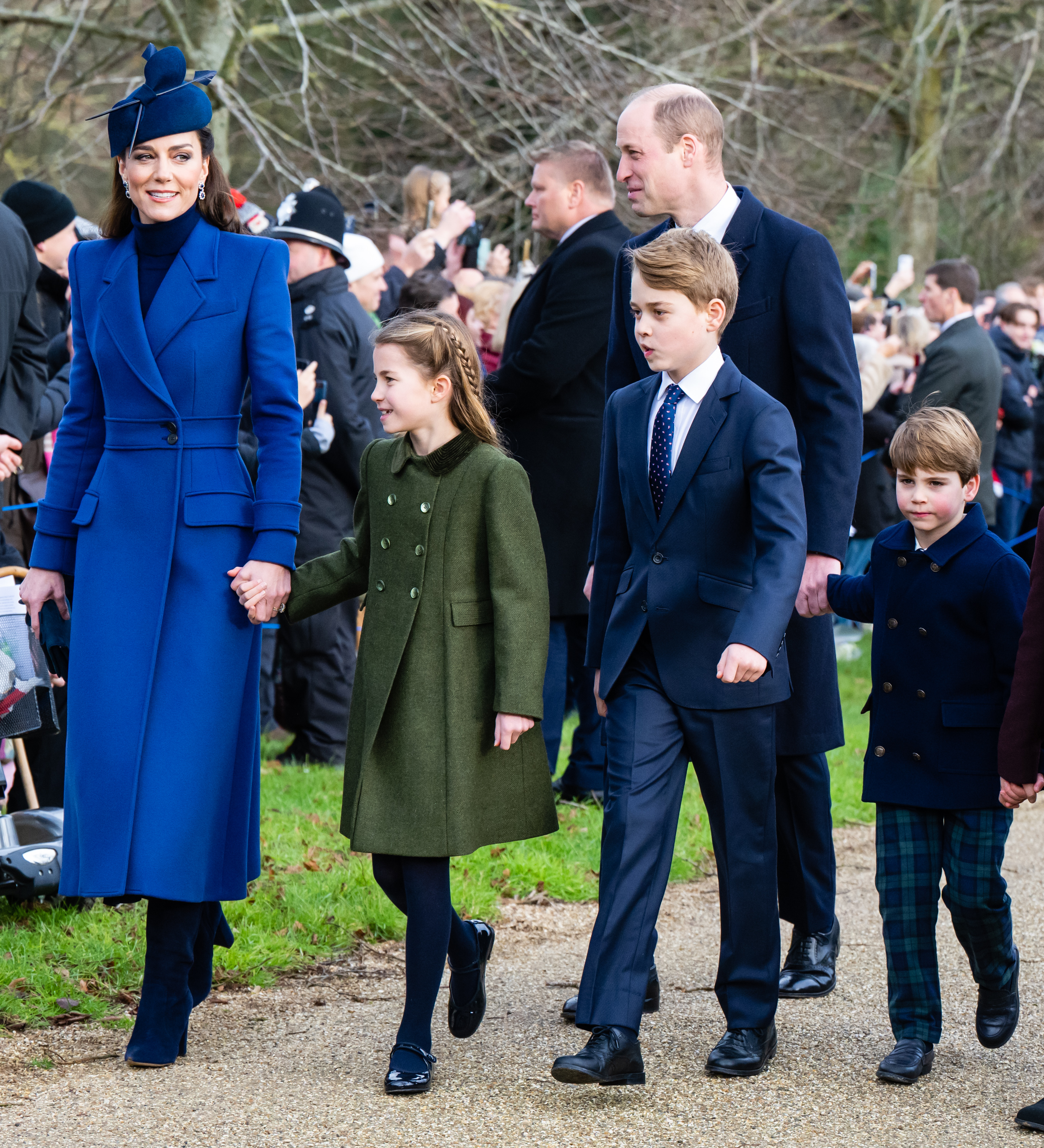 La princesa Catherine y el príncipe William con sus hijos el príncipe George, la princesa Charlotte y el príncipe Louis en el Servicio Matutino de Navidad en la Iglesia de Sandringham el 25 de diciembre de 2023 en Sandringham, Norfolk | Foto: Getty Images