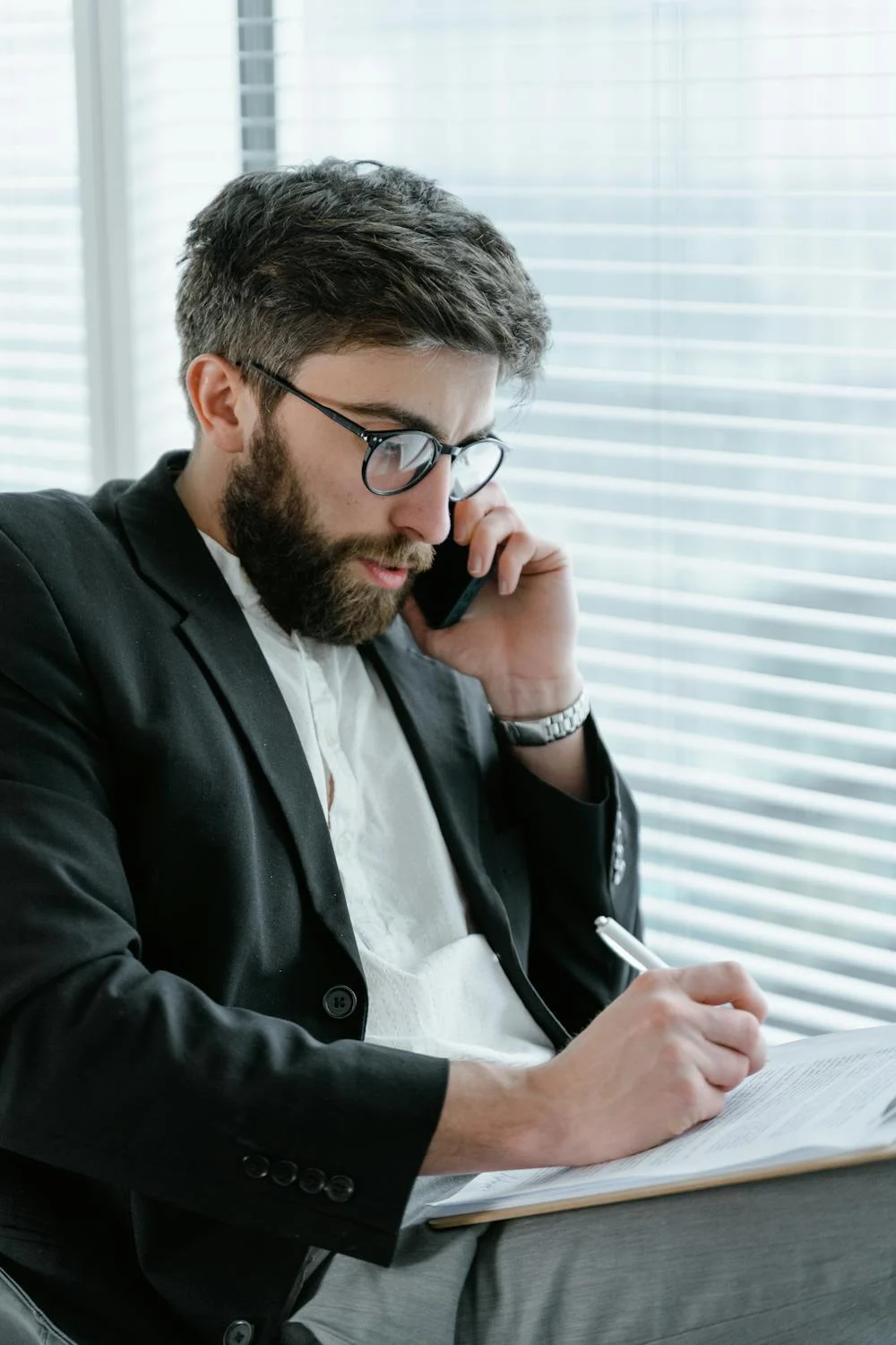 Un hombre serio hablando por teléfono | Fuente: Pexels