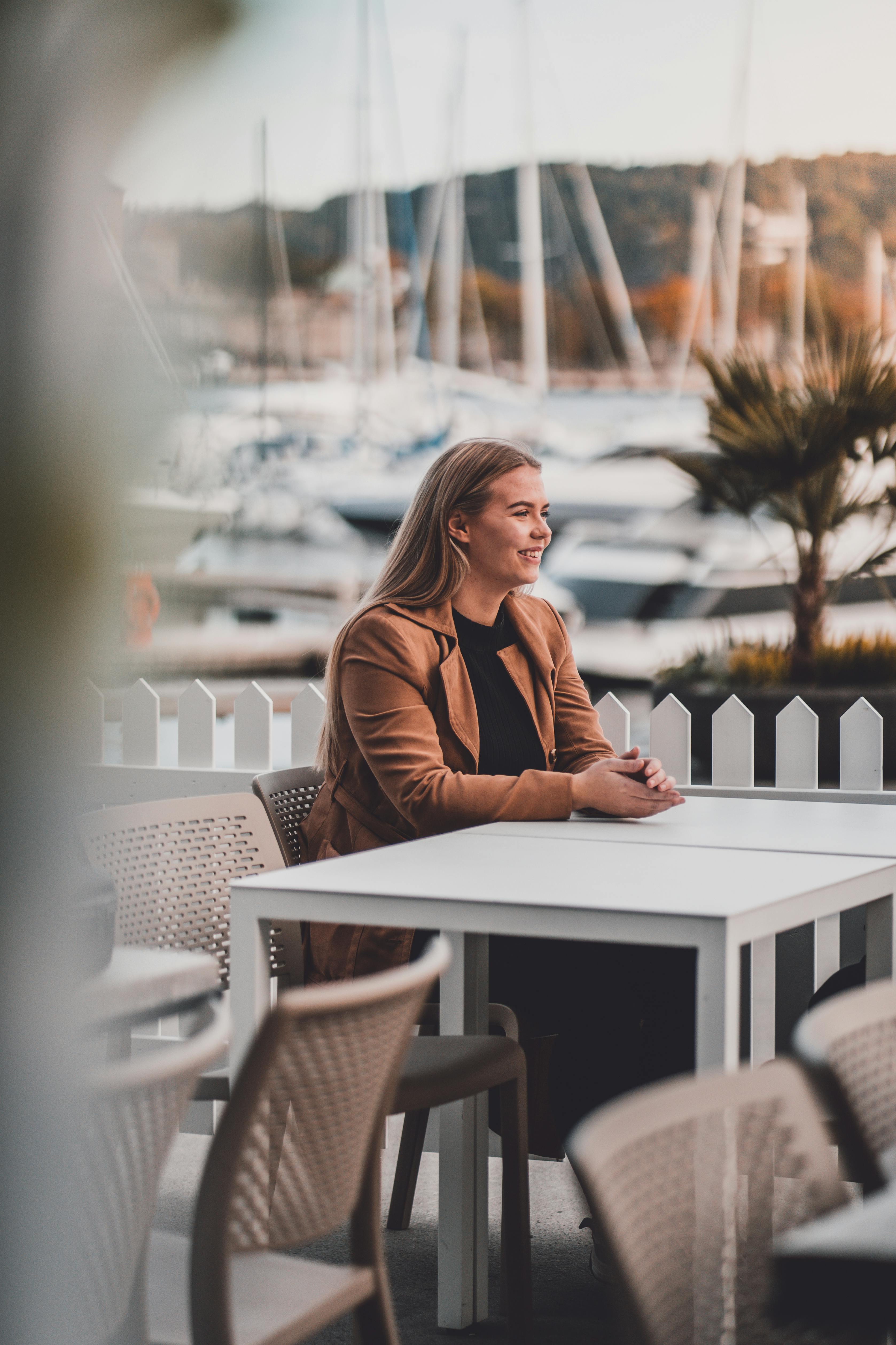 Una mujer feliz sonriendo | Fuente: Pexels