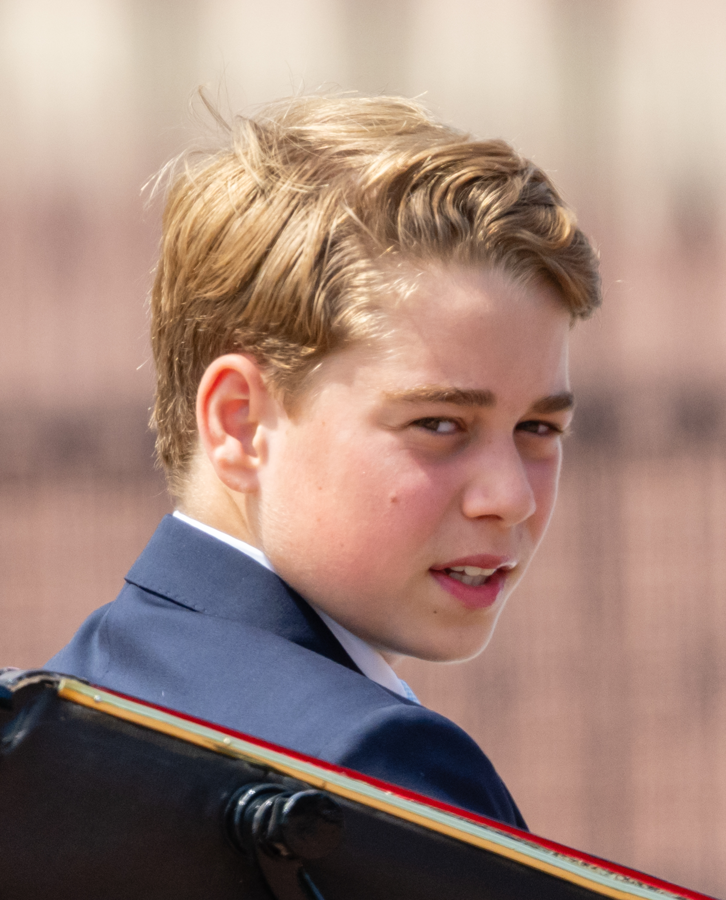 El príncipe George mira por encima del hombro durante la ceremonia "Trooping the Colour" en Londres, el 13 de junio de 2026. Solo unos meses después, el joven príncipe empezó su primer curso en Eton, donde la vida en el internado le trajo nuevas responsabilidades. | Fuente: Getty Images