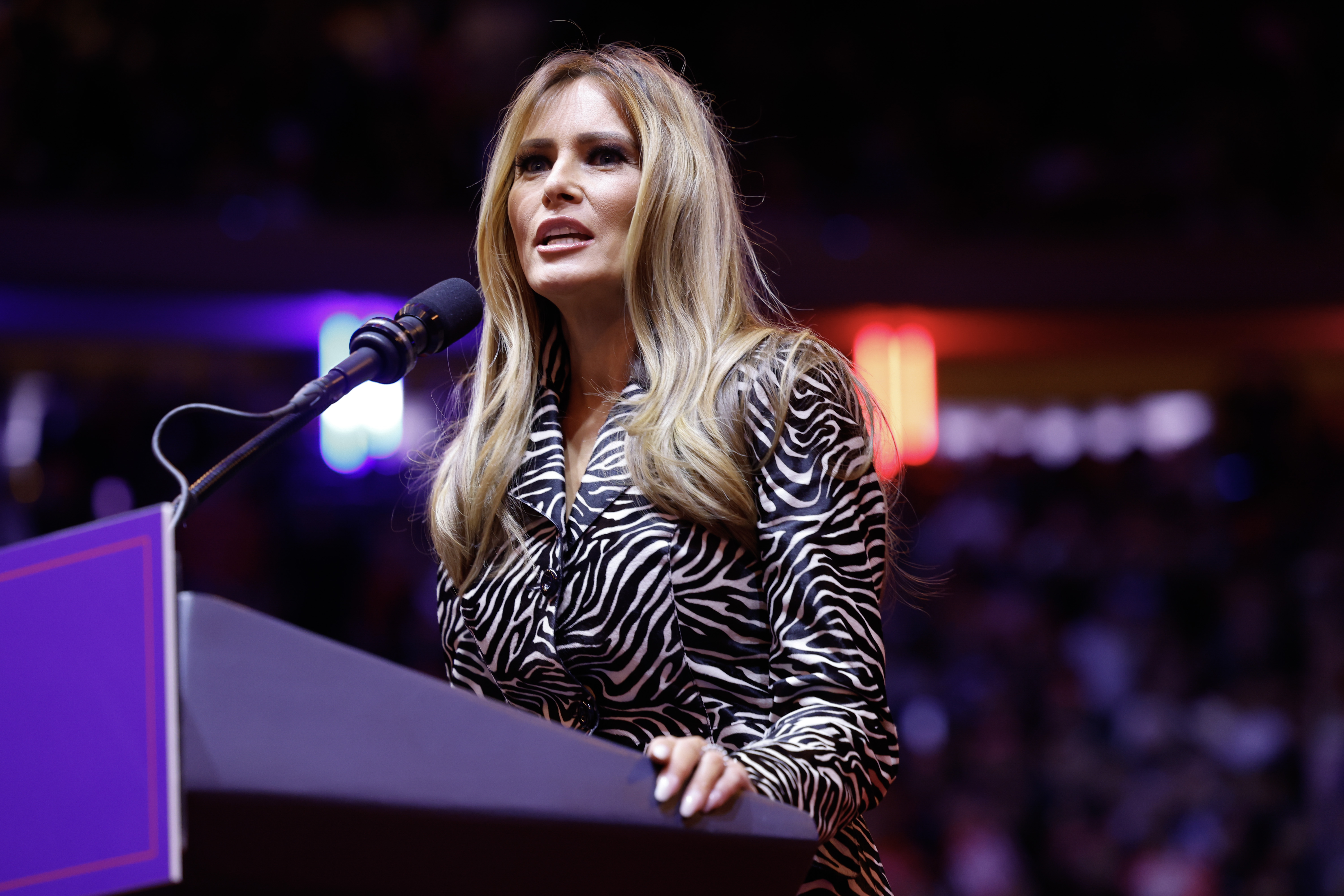 Melania Trump hablando durante un mitin de campaña en Nueva York el 27 de octubre de 2024. | Fuente: Getty Images