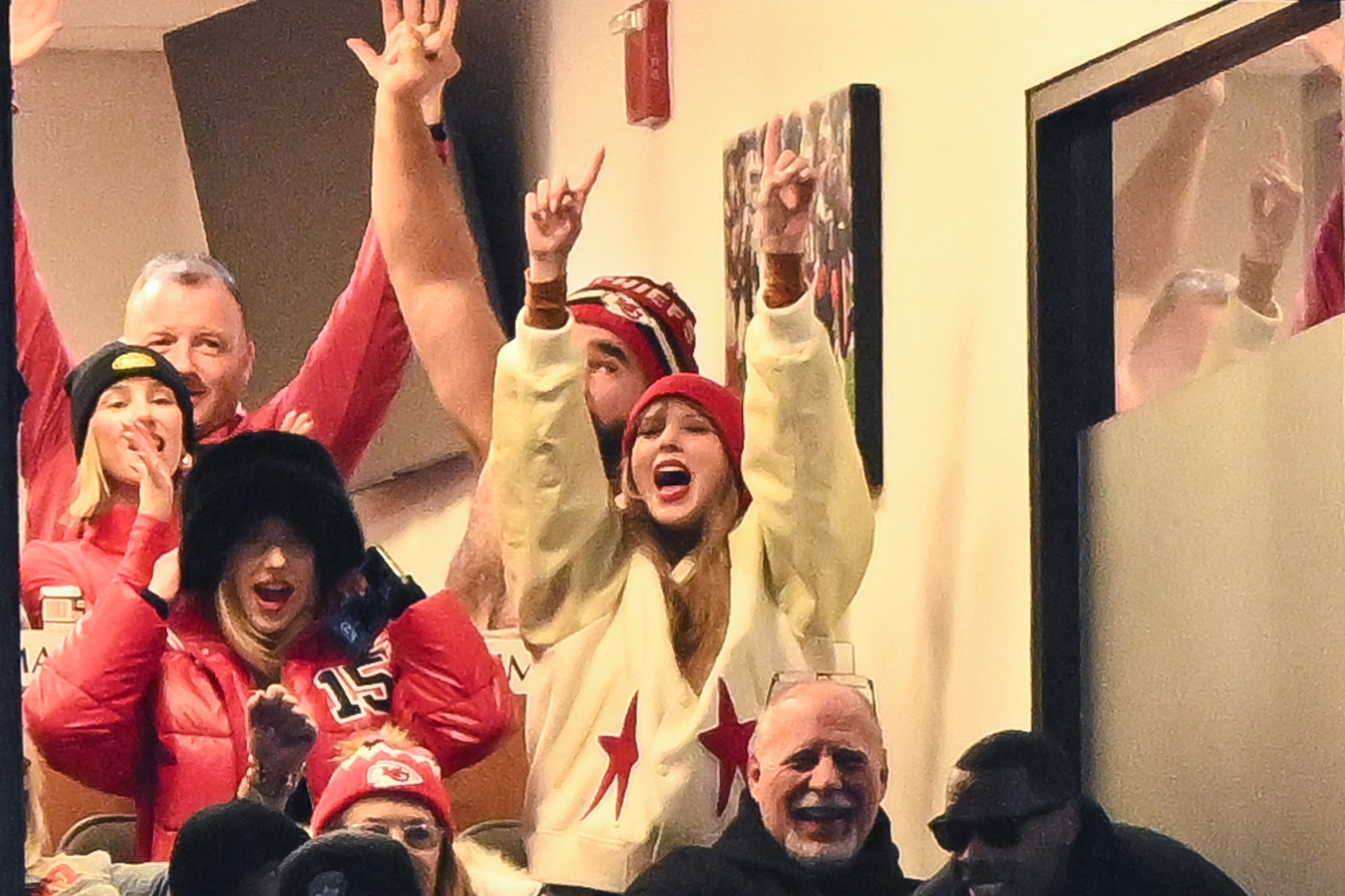 Brittany Mahomes, Jason Kelce y Taylor Swift durante el partido de los playoffs divisionales de la AFC en el Highmark Stadium el 21 de enero de 2024, en Orchard Park, Nueva York | Fuente: Getty Images