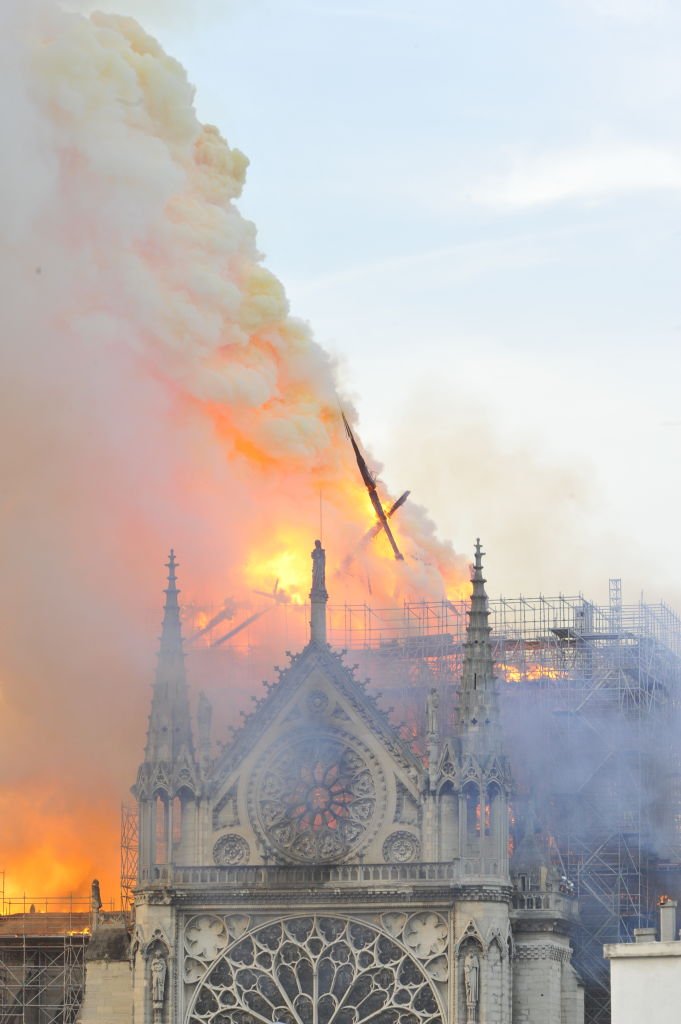 Aguja de una torre cayendo destruida por el fuego. 15 de abril de 2019. | Imagen: Getty Images.