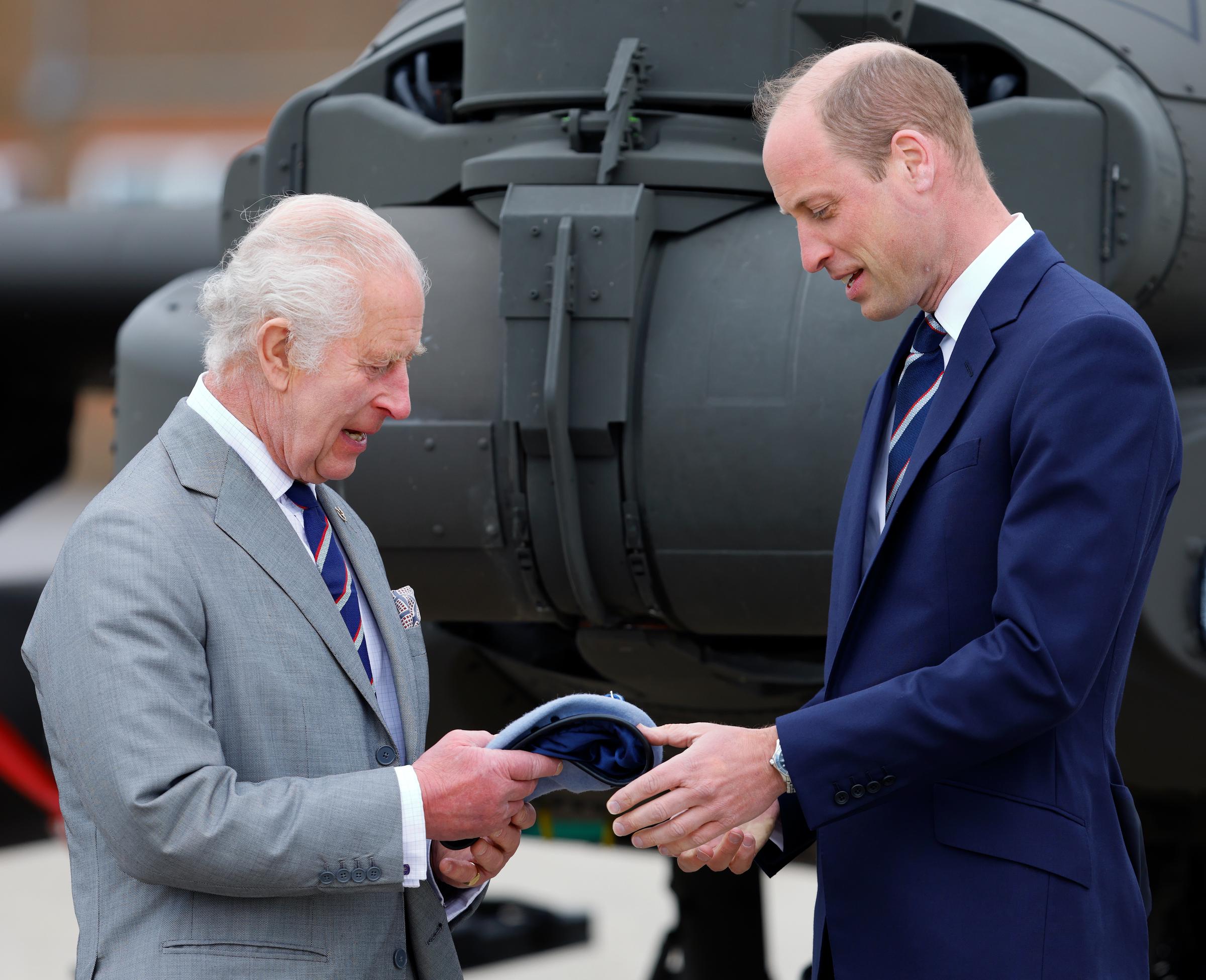 El rey Charles III entrega al príncipe William la boina azul y el cinturón del Cuerpo Aéreo del Ejército durante una entrega de papeles en Middle Wallop, Inglaterra, el 13 de mayo de 2024 | Fuente: Getty Images