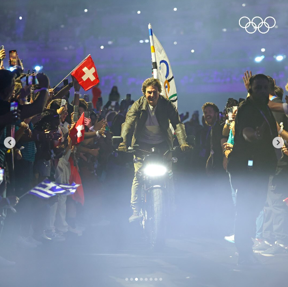 Tom Cruise conduciendo con la bandera olímpica, publicado el 11 de agosto de 2024 | Fuente: Instagram/olympics