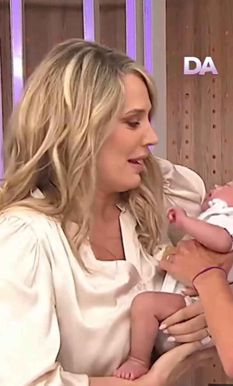 Rocío Marengo en el programa "Desayuno Americano" de América TV cargando a su hijo en brazos | Fuente: Instagram/americatv