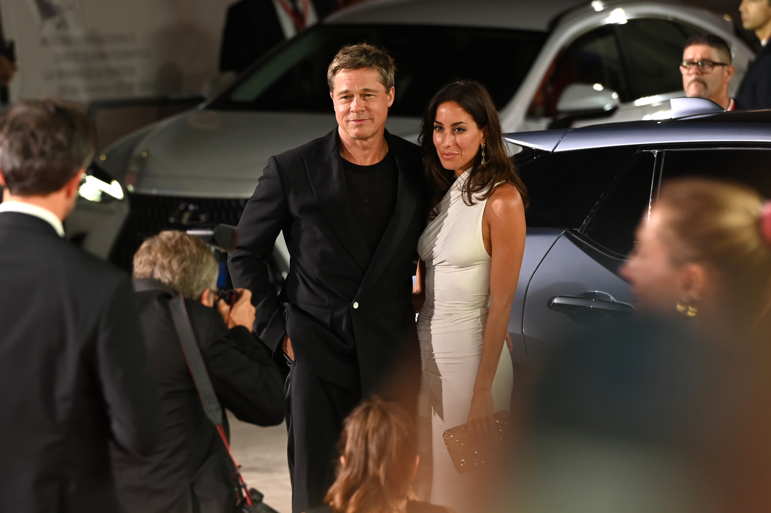 Brad Pitt e Inés de Ramón llegan a la 81ª edición del Festival Internacional de Cine de Venecia, Italia, el 1 de septiembre de 2024 | Fuente: Getty Images