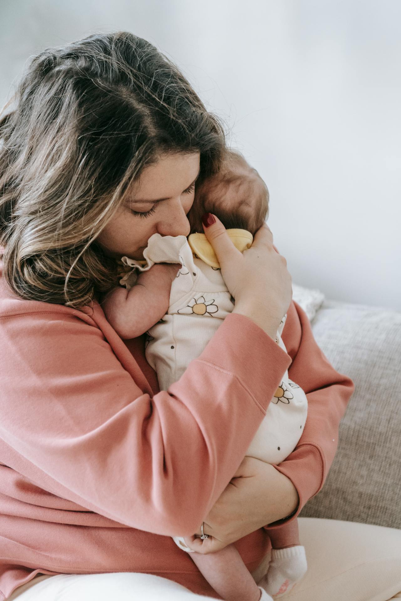 Una madre emocionada con su bebé en brazos | Fuente: Pexels