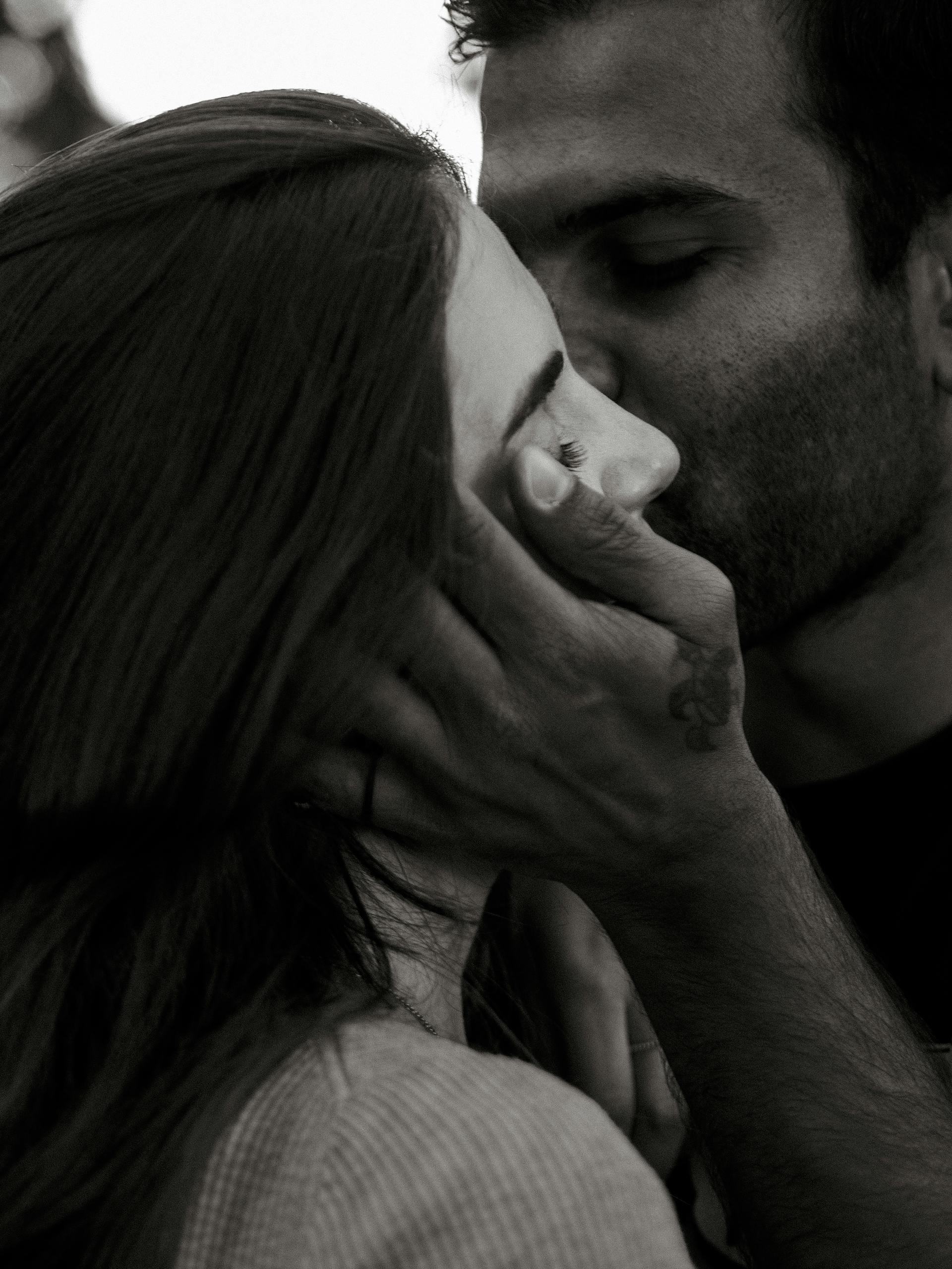 Un hombre abrazando a una mujer | Fuente: Pexels