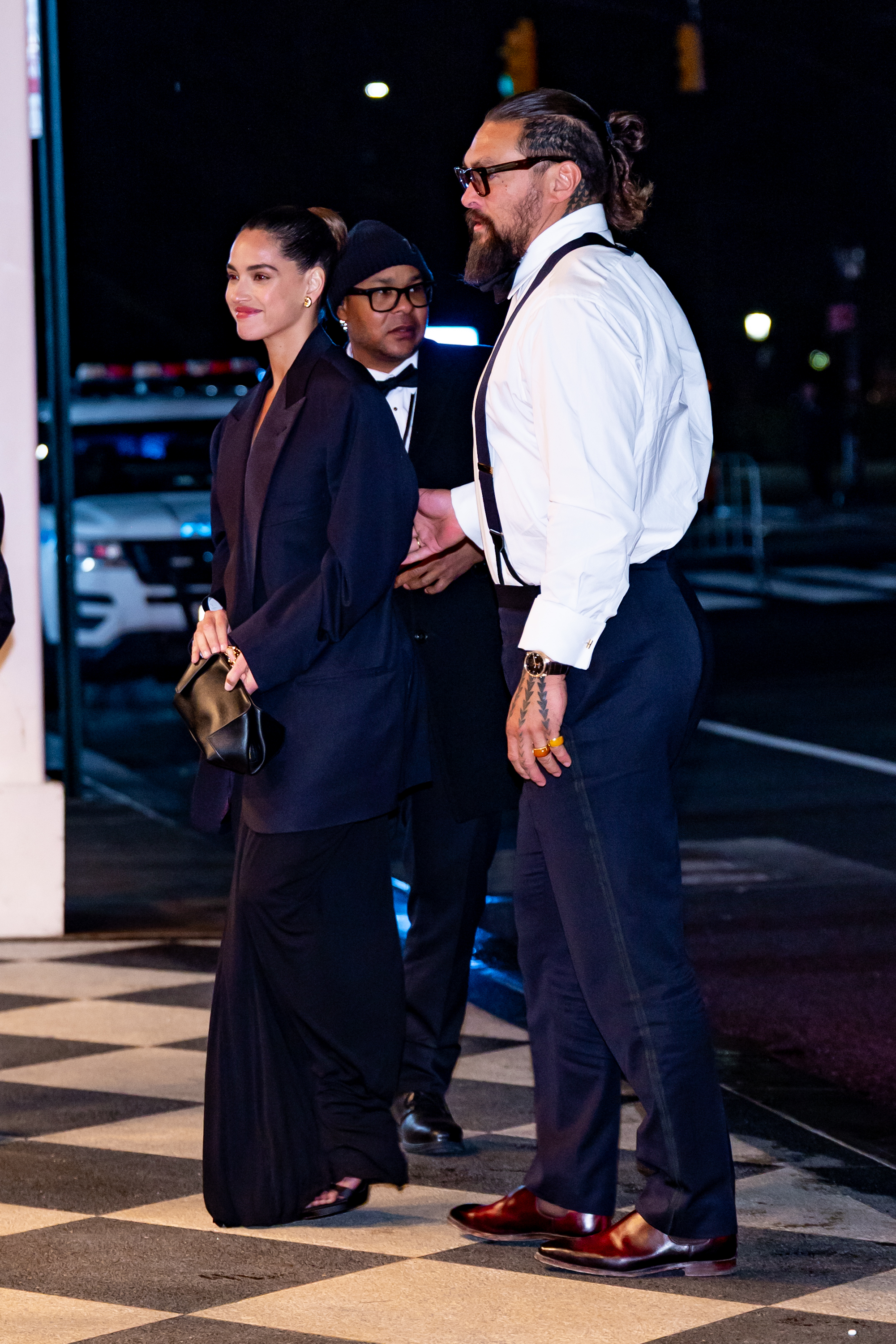 Adria Arjona y Jason Momoa son vistos llegando al Hotel The Plaza el 16 de febrero de 2025, en Nueva York | Fuente: Getty Images