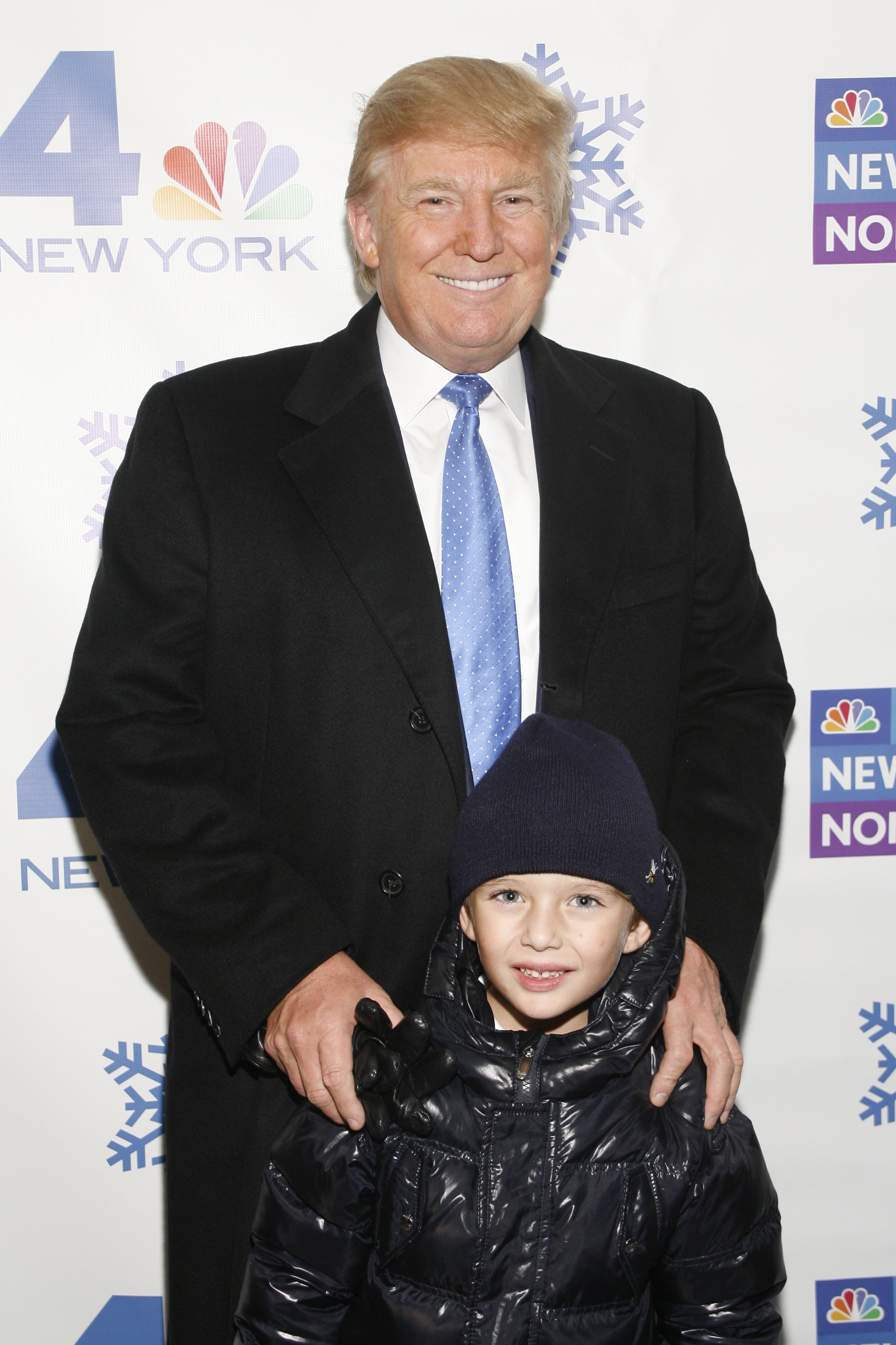 Donald y Barron Trump en la Fiesta de Iluminación del Árbol de Navidad del Rockefeller Center el 30 de noviembre de 2010, en Nueva York. | Fuente: Getty Images