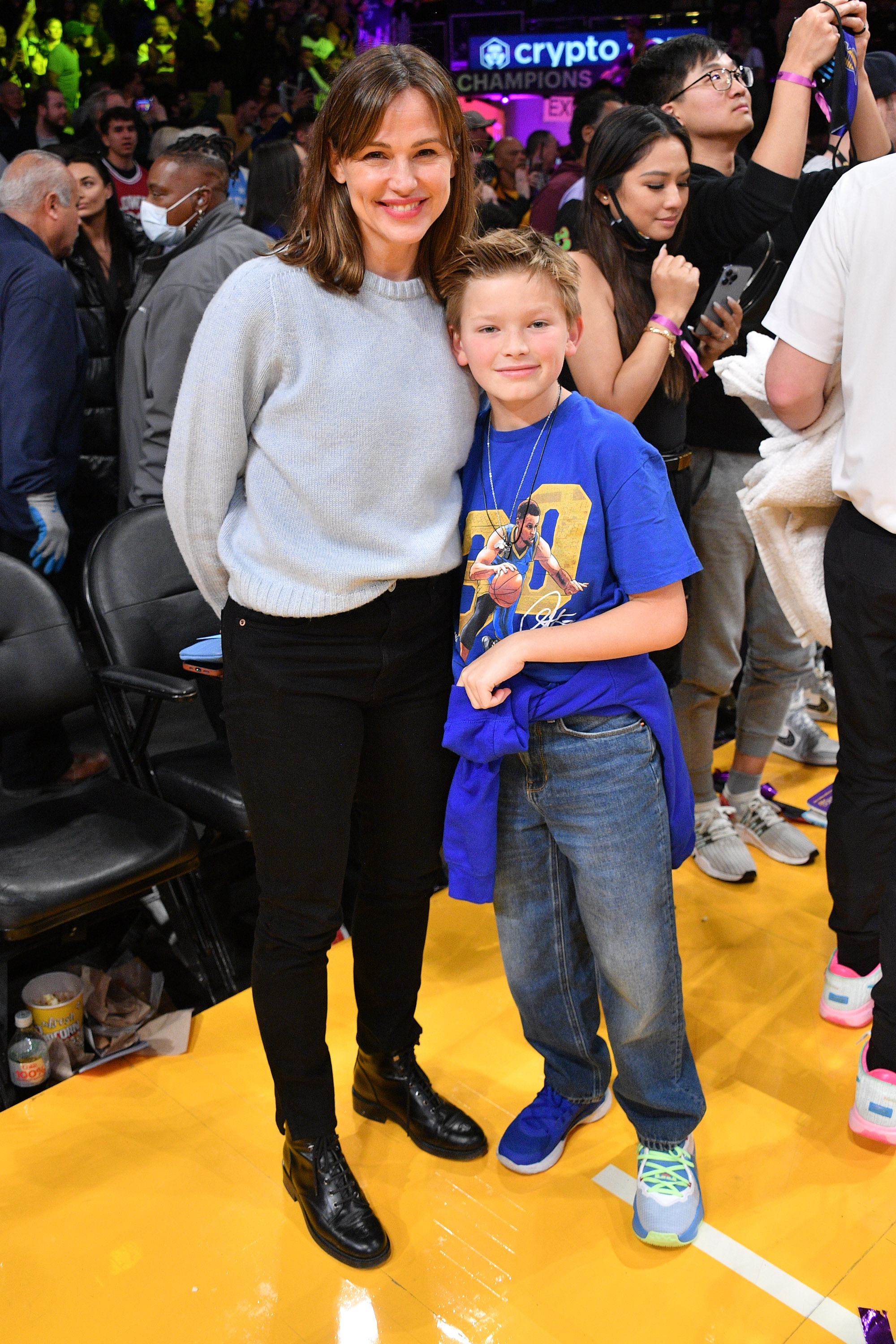 Jennifer Garner y Samuel Garner Affleck sonríen a la cámara en el Crypto.com Arena el 5 de marzo de 2023, en Los Ángeles, California | Fuente: Getty Images