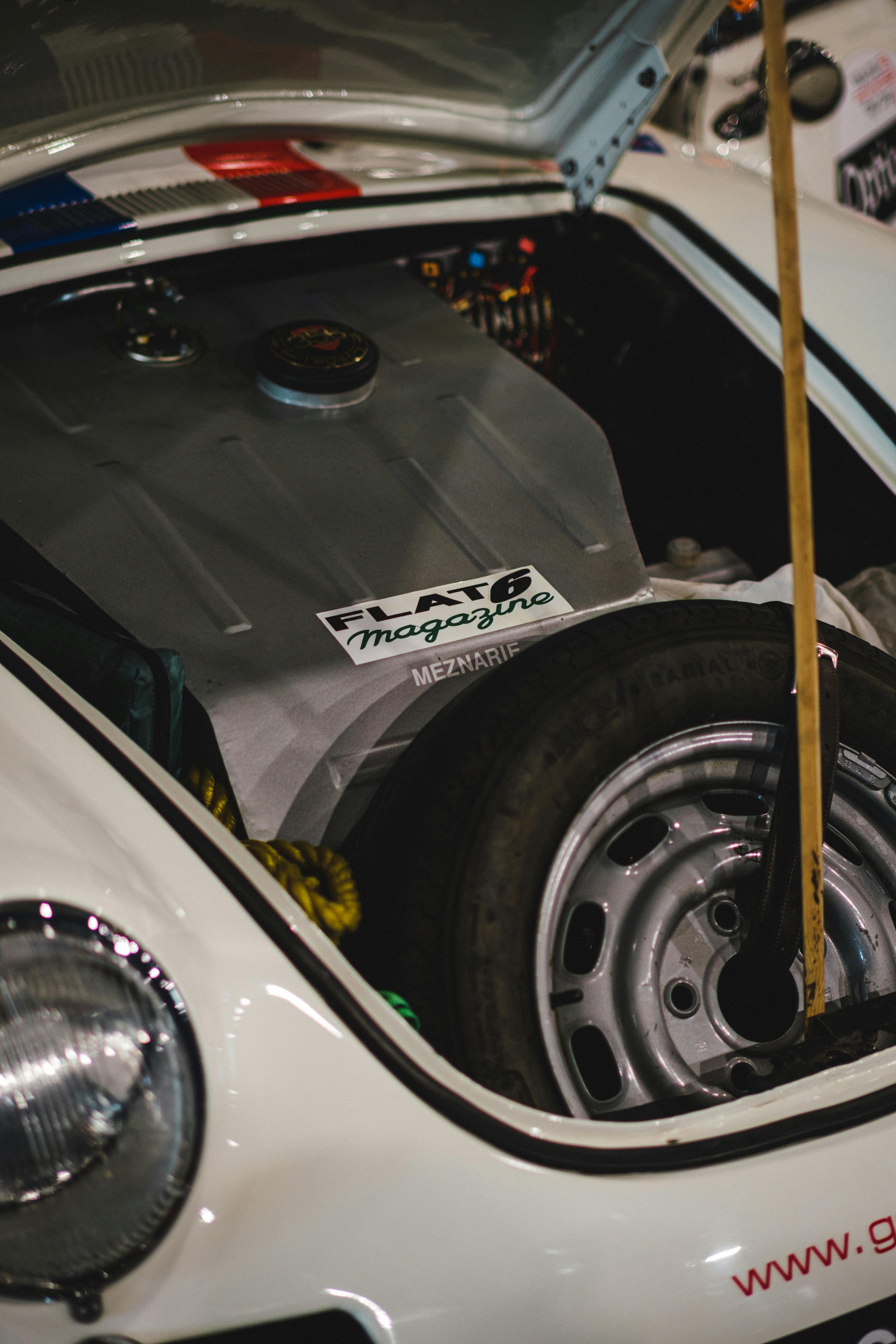 Neumático en el maletero del automóvil | Fuente: Pexels