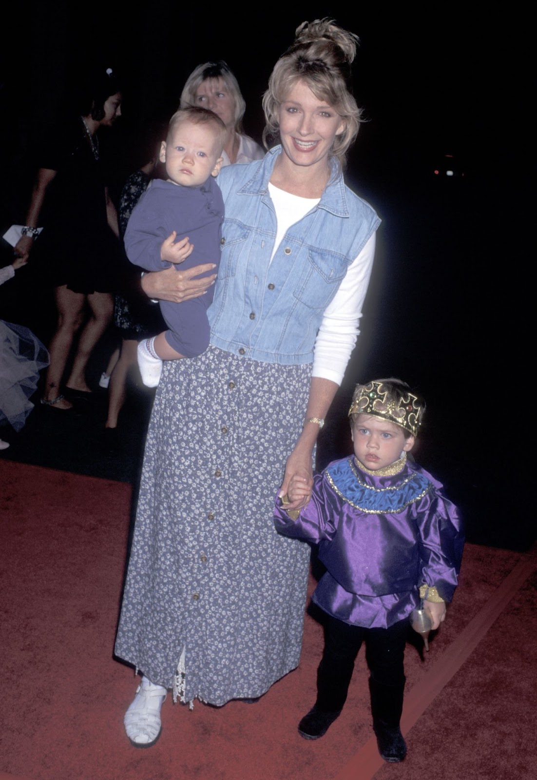 Deidre Hall y sus hijos en la fiesta de lanzamiento del videocasete y el álbum "Cenicienta", el 2 de octubre de 1995, en Burbank, California. | Fuente: Getty Images