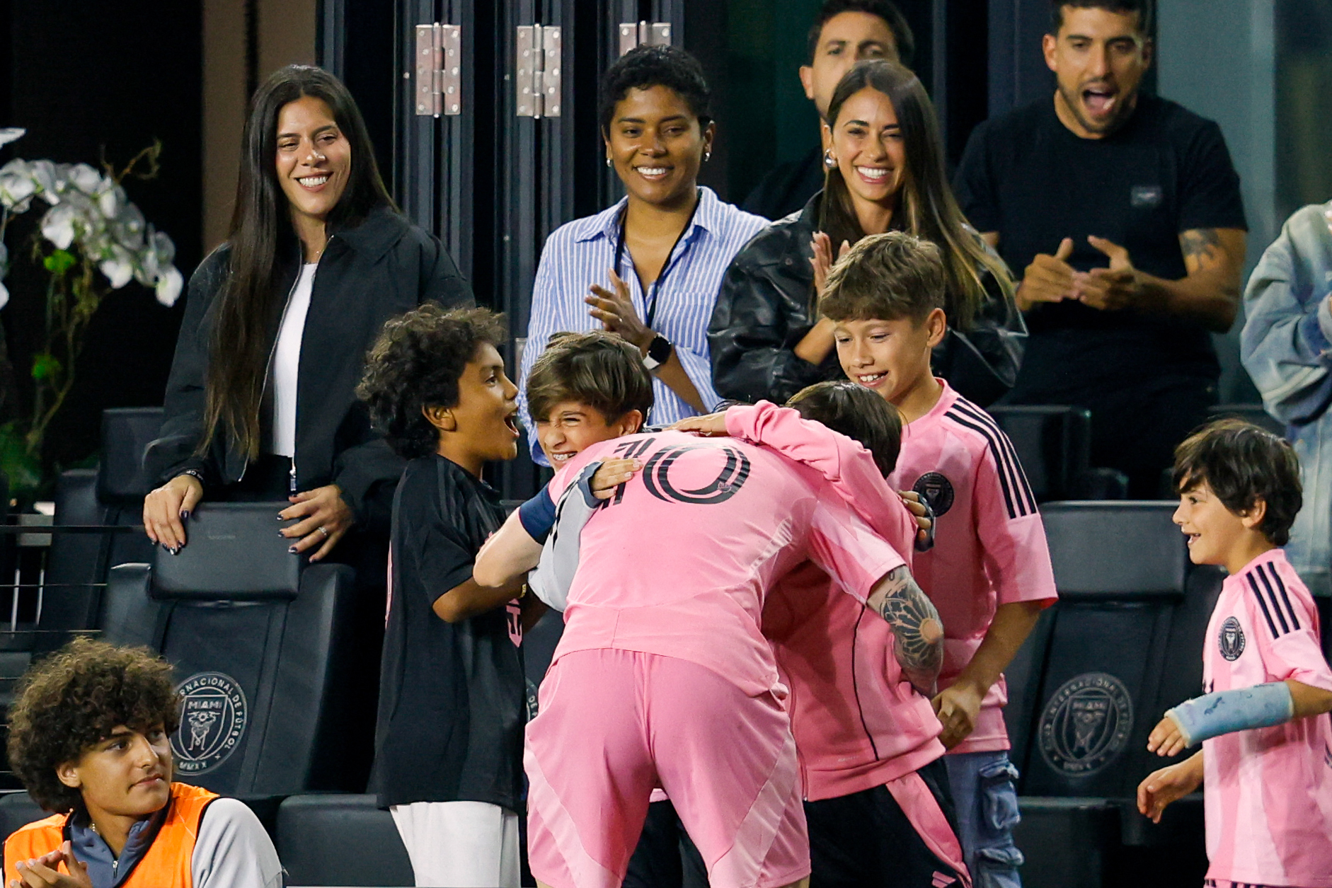Lionel Messi abraza a su familia tras anotar un gol en el partido de Cuartos de Final de la Copa de Campeones de la CONCACAF entre Inter Miami y LAFC en el Estadio Chase en Fort Lauderdale, Florida, el 9 de abril de 2025. | Fuente: Getty Images