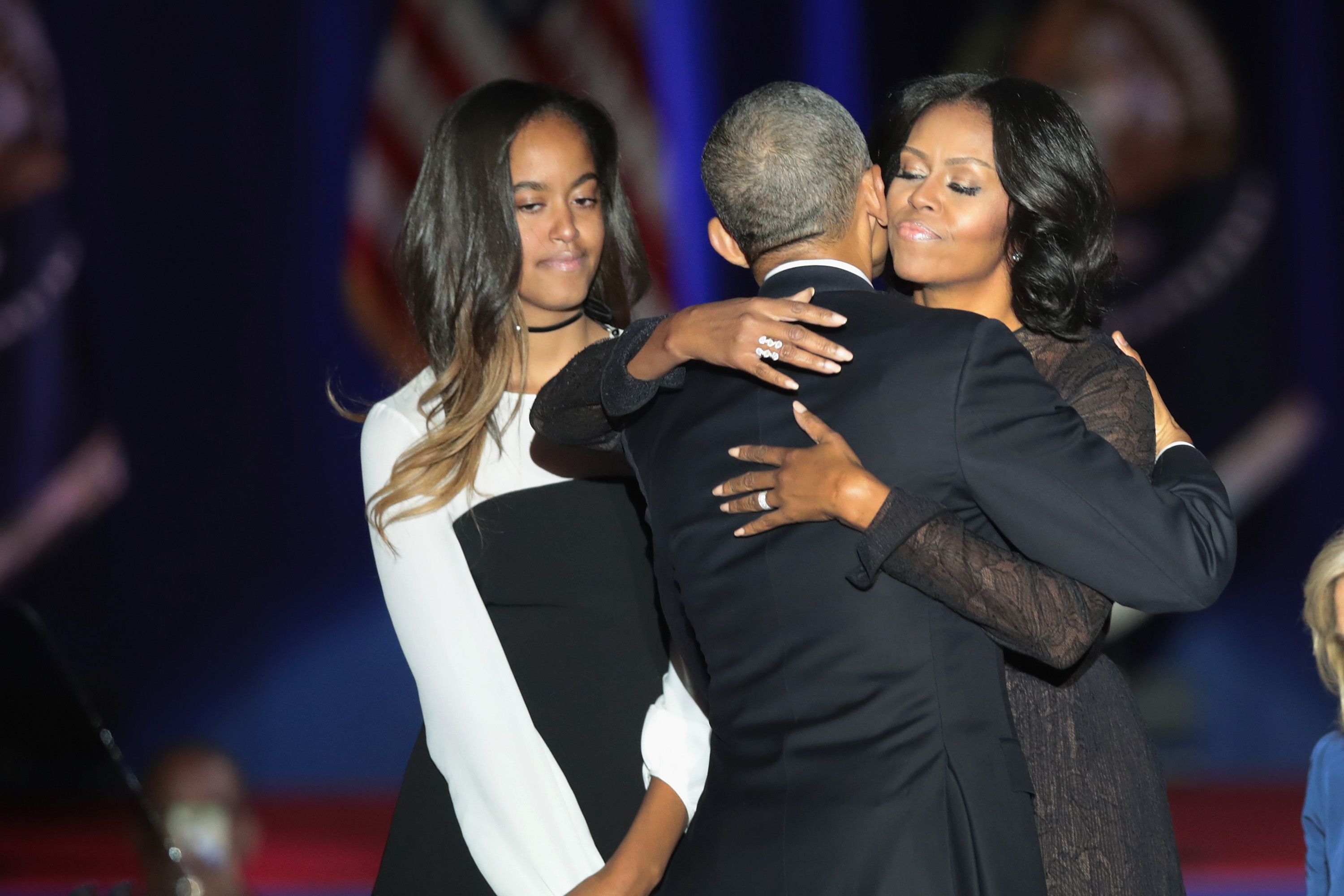 Barack abrazó a Michelle en el escenario tras su discurso de despedida del 10 de enero de 2017 en Chicago, mientras su hija Malia estaba allí cerca. | Fuente: Getty Images