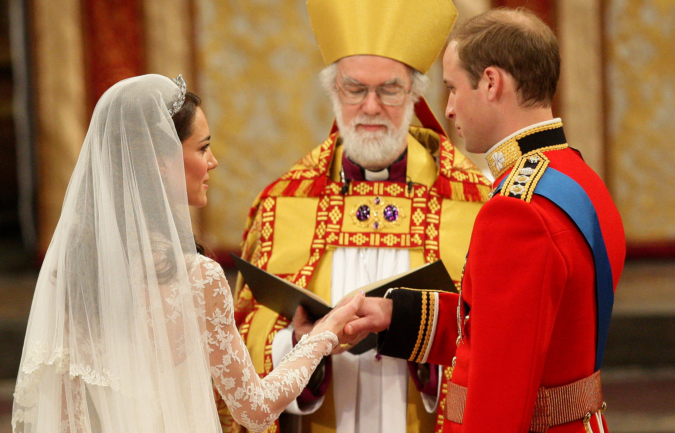 Catherine Middleton y el príncipe William contraen matrimonio ante el Arzobispo de Canterbury en la Abadía de Westminster en Londres, Inglaterra, el 29 de abril de 2011 | Fuente: Getty Images