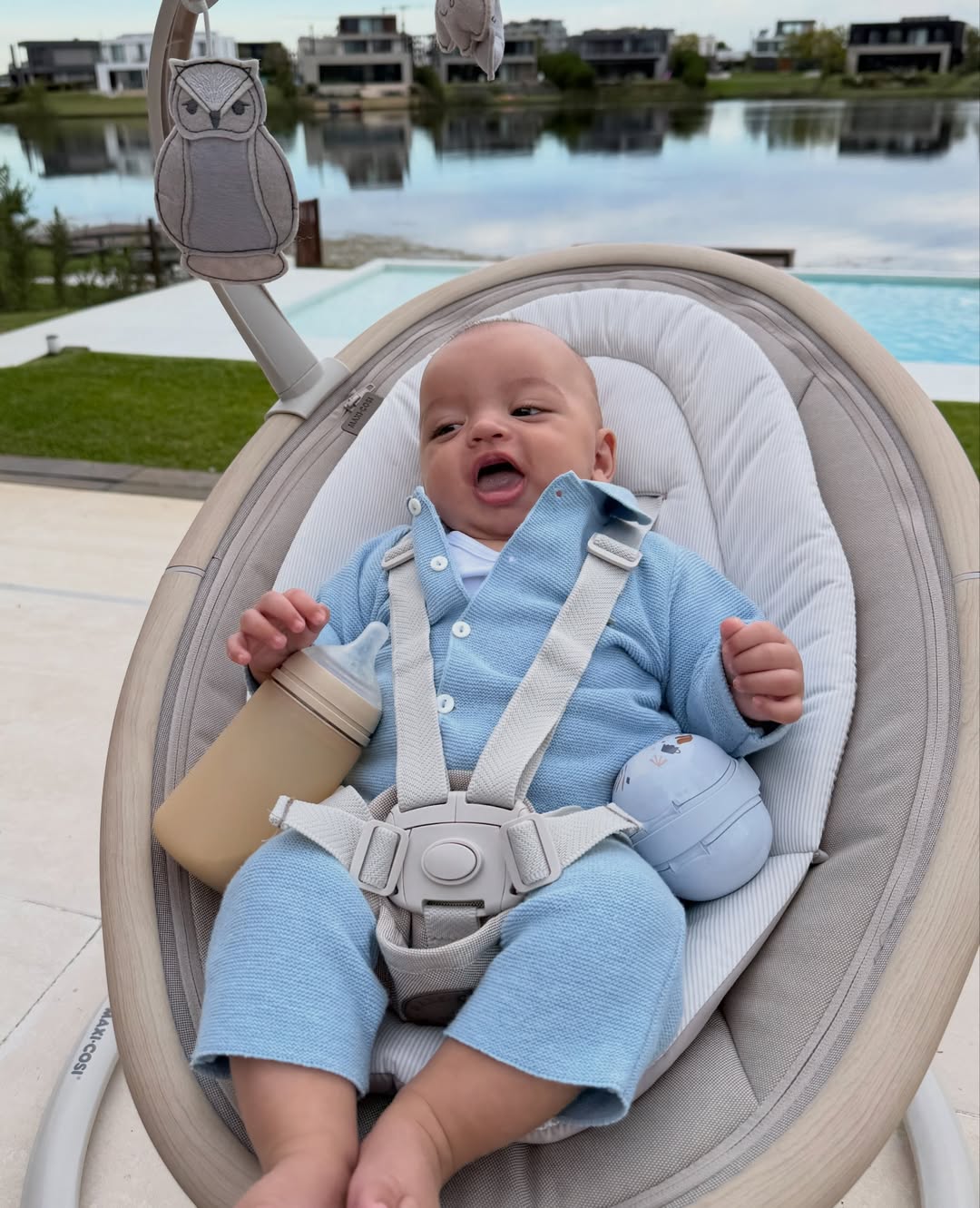 Isidro Fort sonriente recortado en un moisés mecedor | Fuente: Instagram/marengorocio