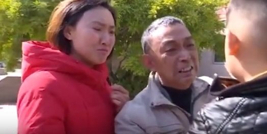 Reencuentro abuelo y su nieto, quien fue vendido por sus padres| Foto: YouTube/ 澎湃 Noticias
