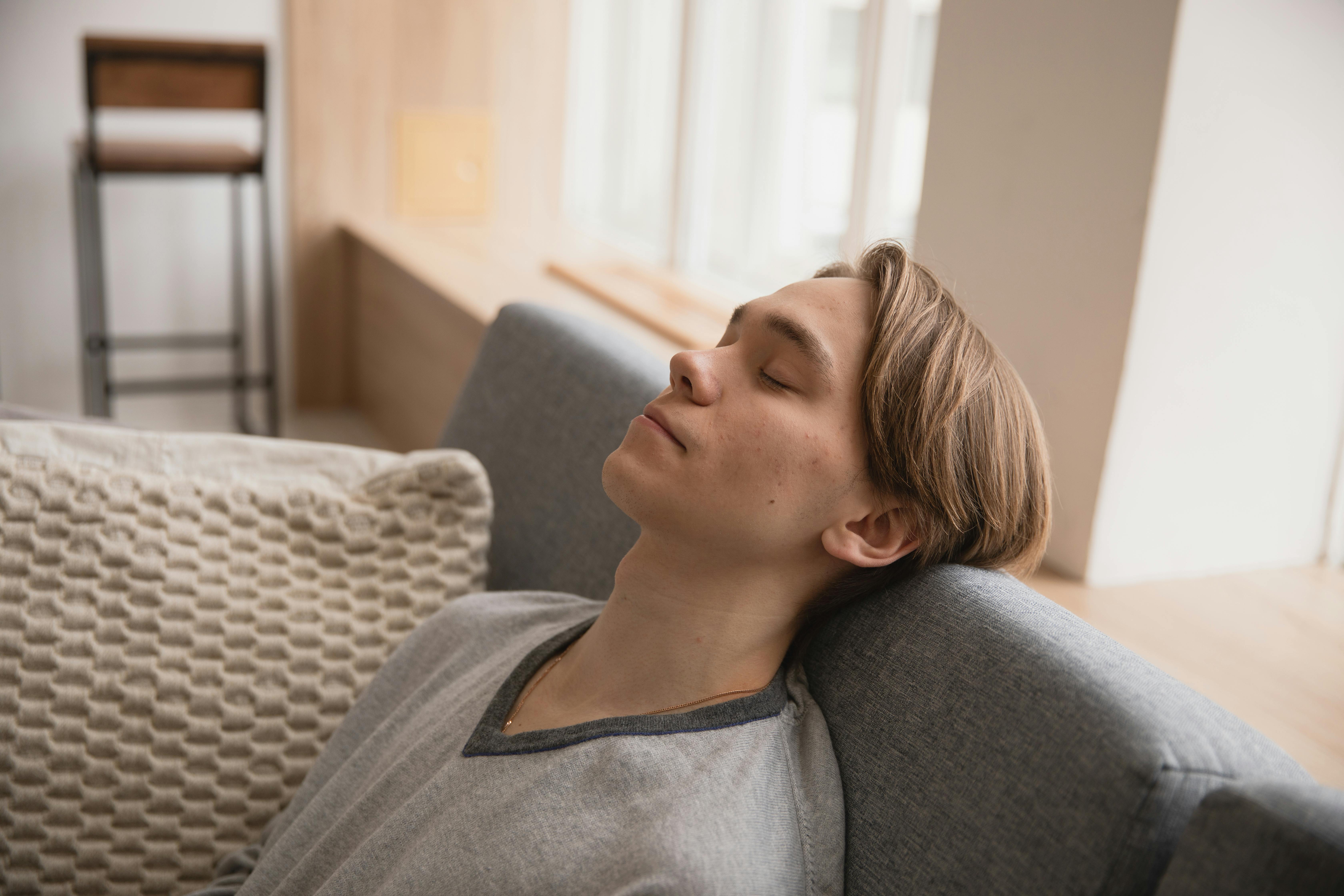 Un hombre durmiendo en el sofá | Fuente: Pexels