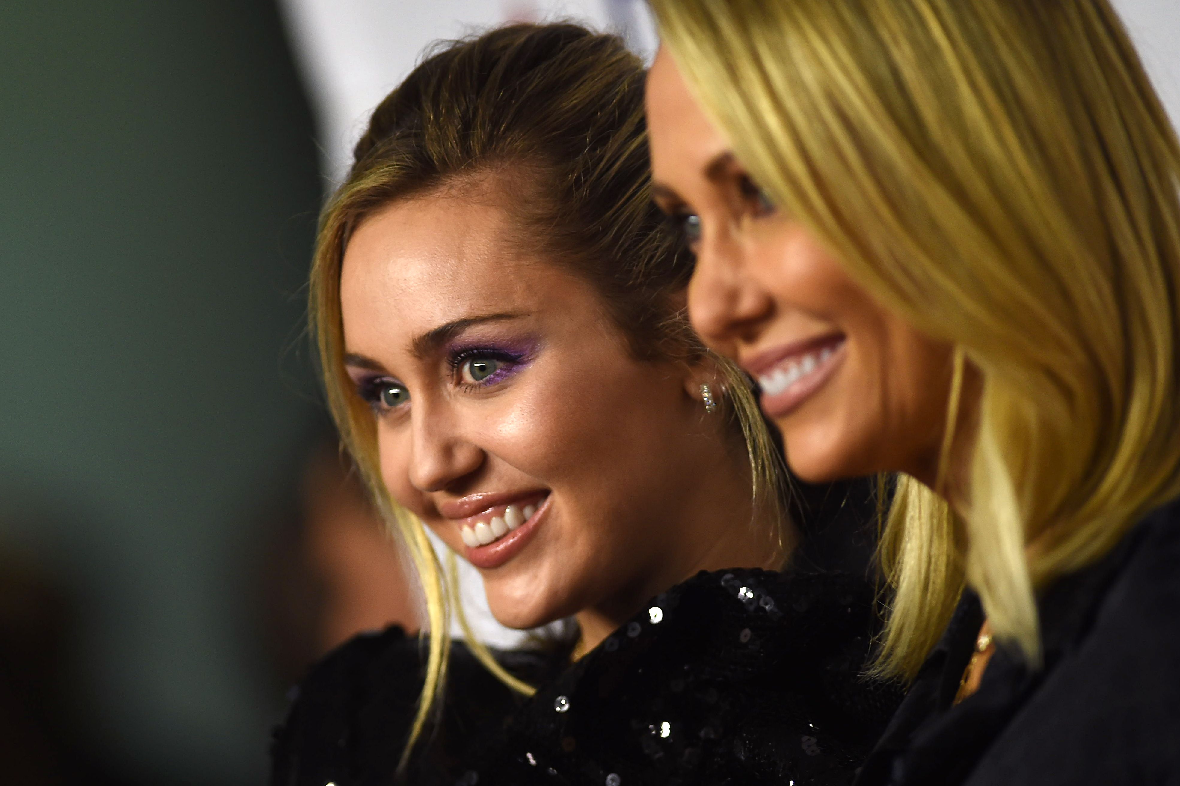 Miley y Tish Cyrus a su llegada a la gala MusiCares Person Of The Year en Los Ángeles el 8 de febrero de 2019 | Fuente: Getty Images