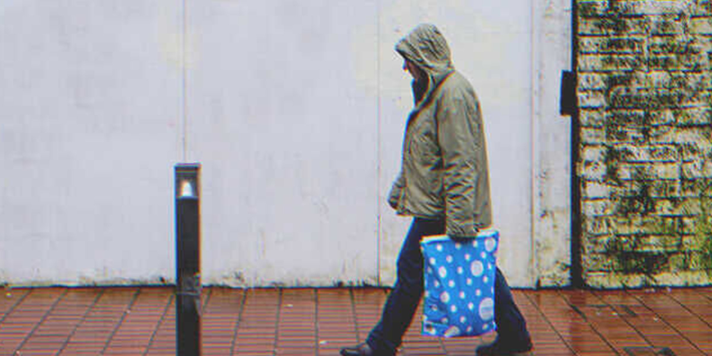 Un hombre caminando bajo la lluvia | Foto: Shutterstock