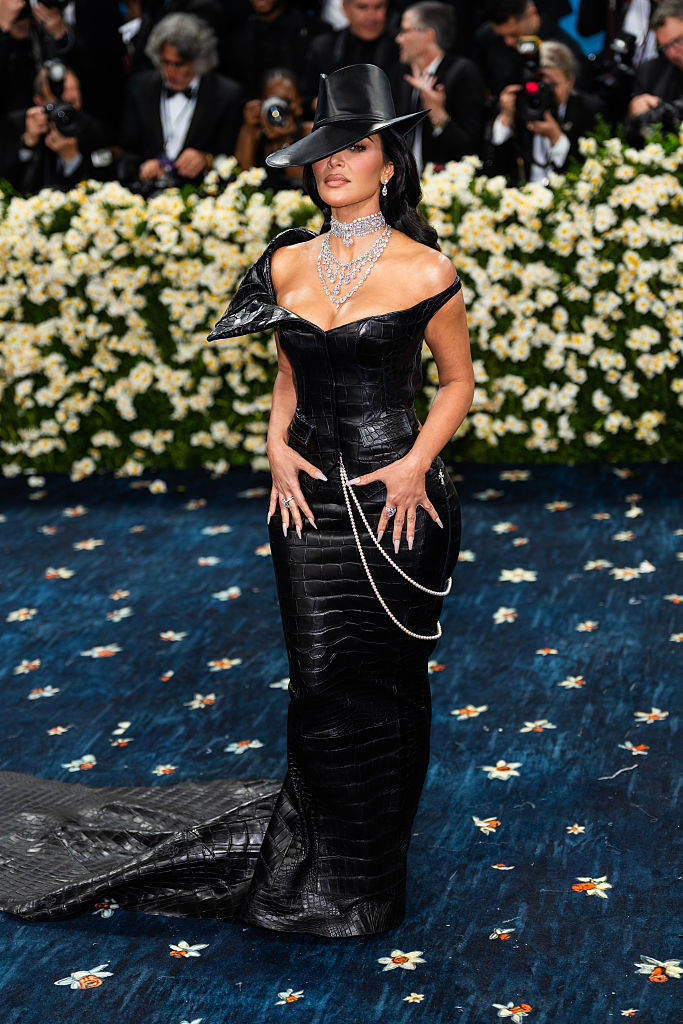 Kim Kardashian en la Met Gala 2025, el 5 de mayo en la ciudad de Nueva York, celebrando el tema "Superfine: Tailoring Black Style" en el Museo Metropolitano de Arte.