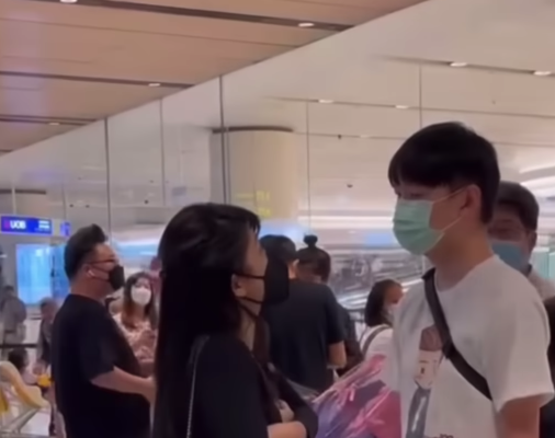 La esposa se enfrenta a su esposo en el aeropuerto. | Foto: youtube.com/@SingaporeIncidentsChannel