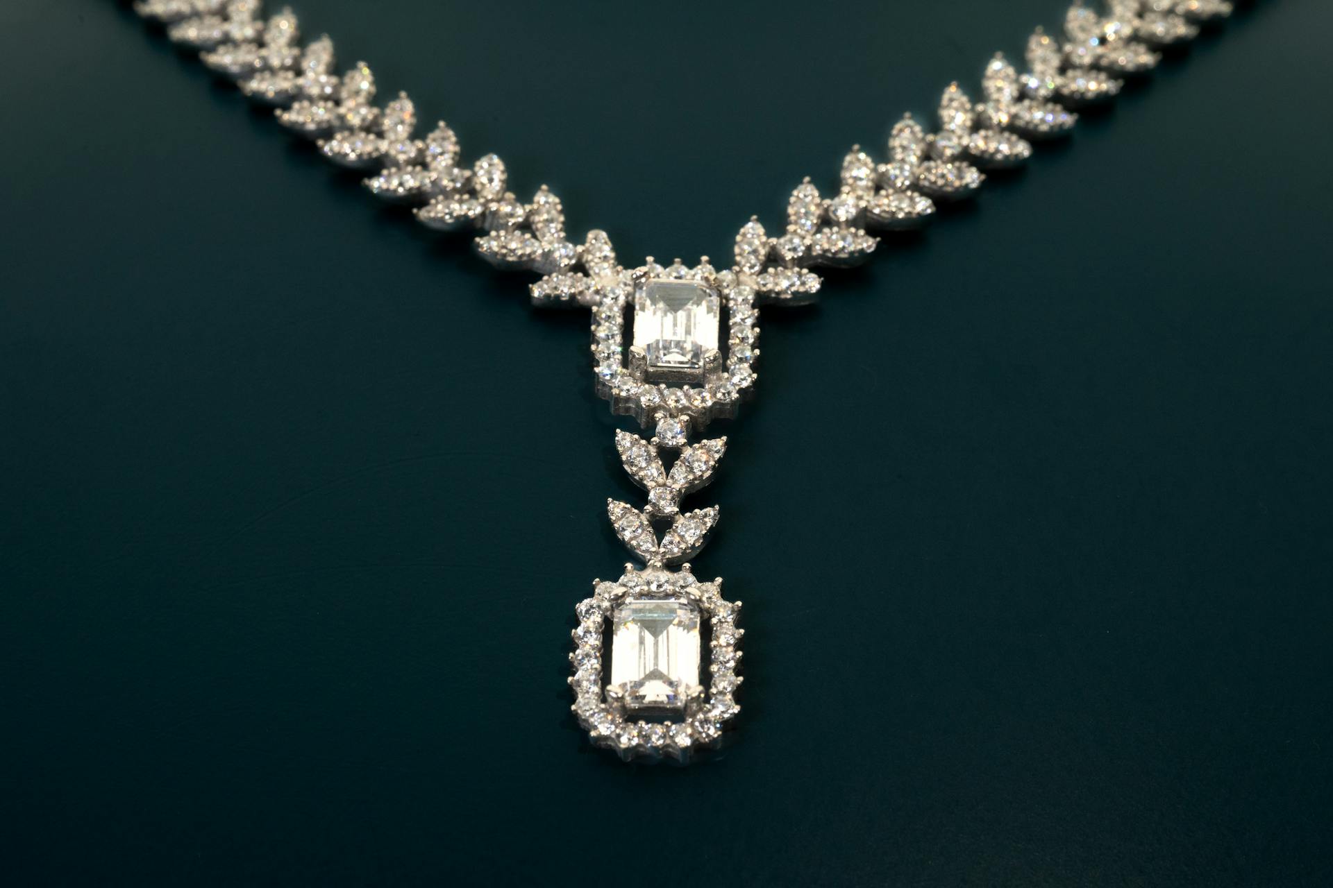 Un collar de diamantes | Fuente: Pexels