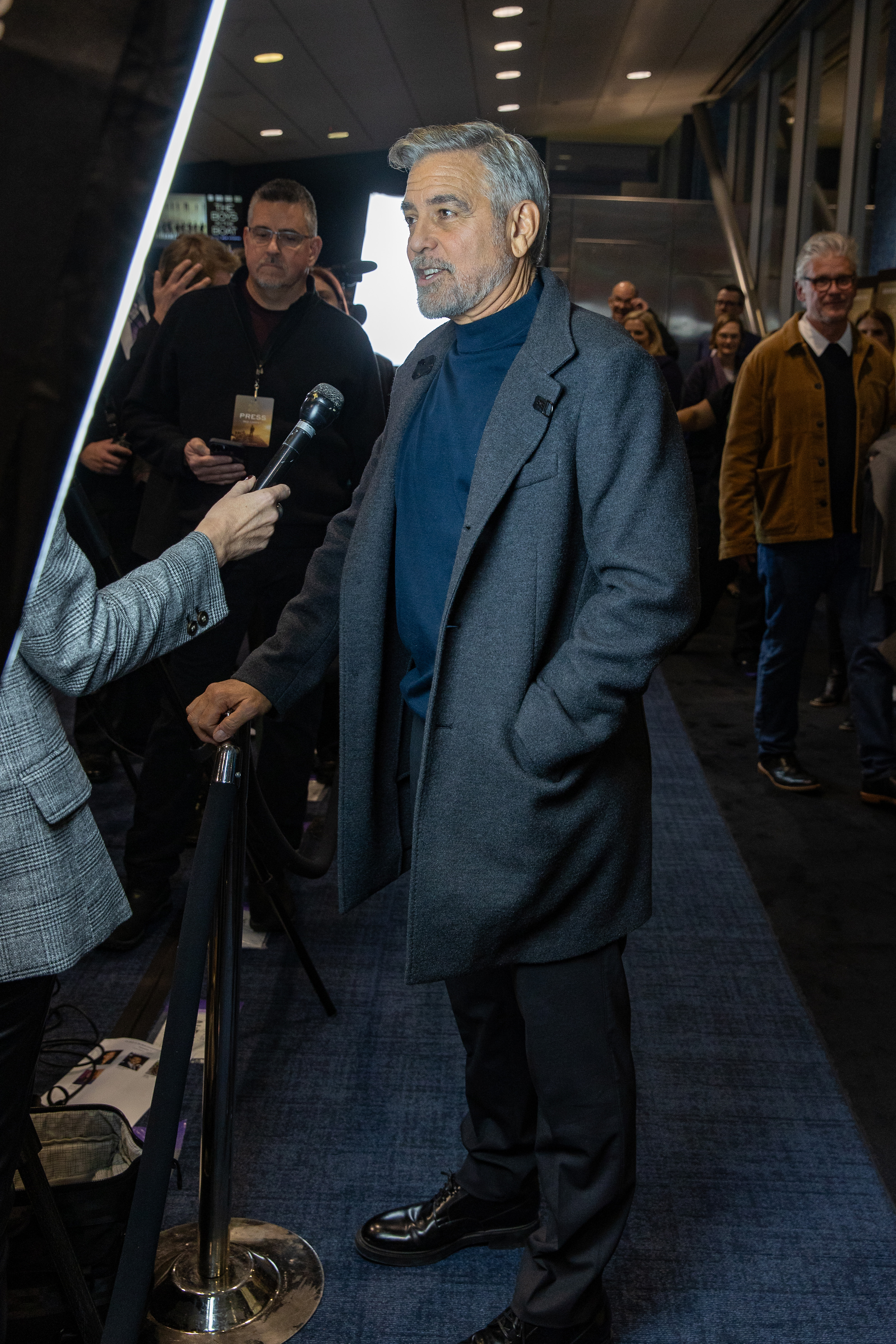 George Clooney concediendo una entrevista durante la proyección de "The Boys in the Boat" en Seattle, Washington, el 7 de diciembre de 2023 | Fuente: Getty Images