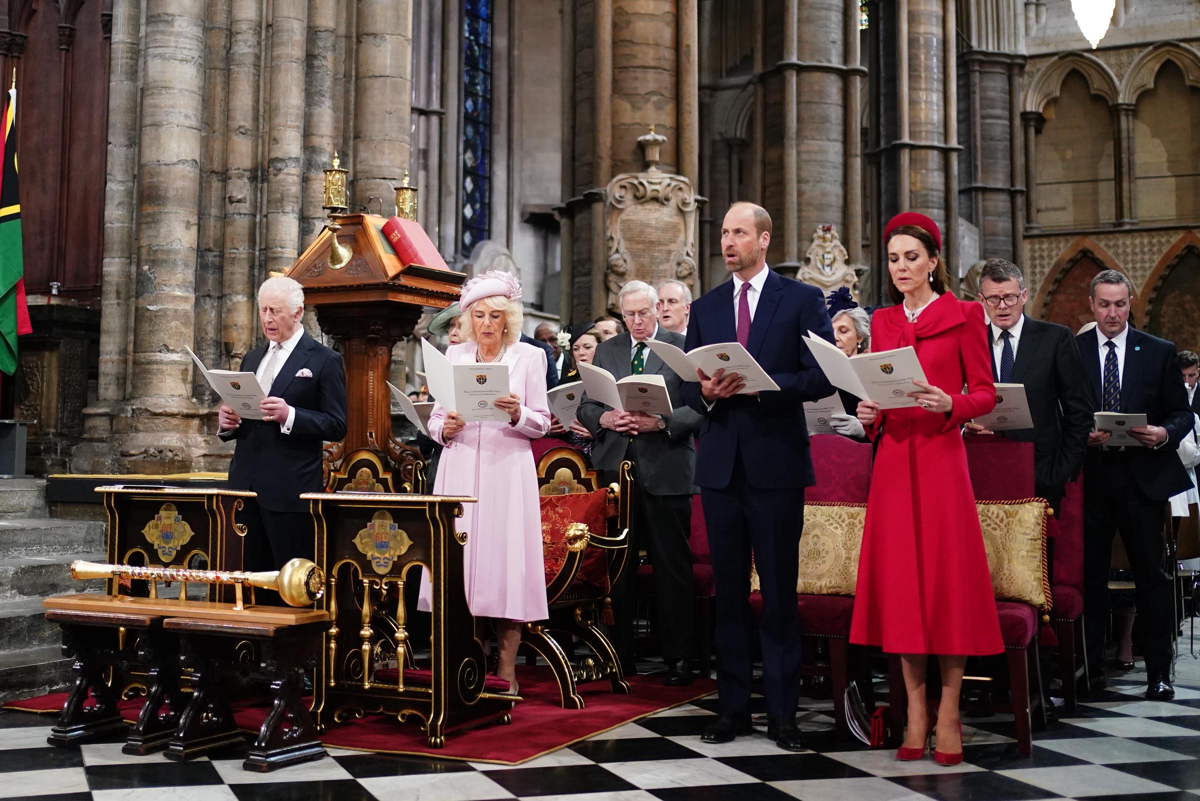 El rey Charles III, la reina Camilla, William, príncipe de Gales, y Catherine, princesa de Gales asisten al Servicio de Celebración del Día de la Commonwealth en Londres, Inglaterra, el 10 de marzo de 2025 | Fuente: Getty Images