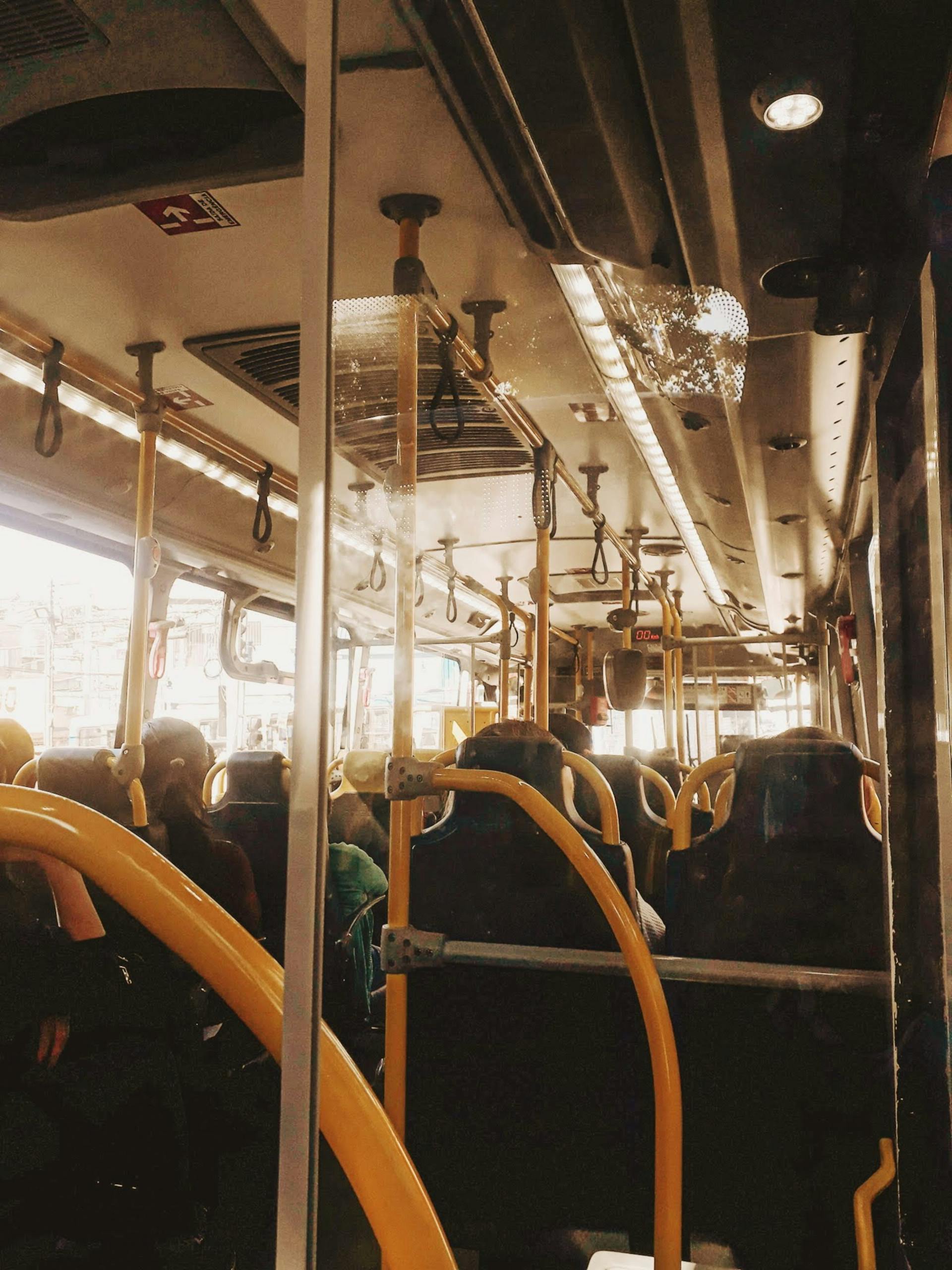 Gente dentro de un autobús | Foto: Pexels