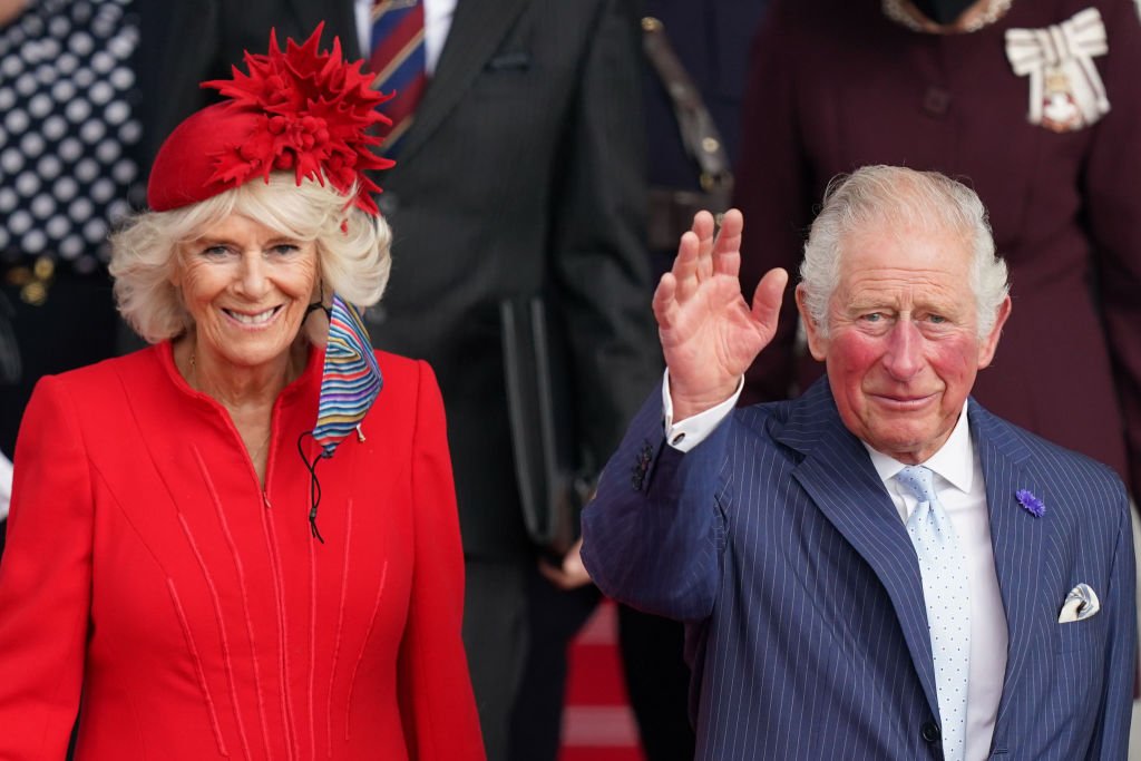 Charles, príncipe de Gales y Camilla, duquesa de Cornualles se marchan tras asistir a la ceremonia de apertura de la sexta sesión en el Senedd el 14 de octubre de 2021. | Foto: Getty Images