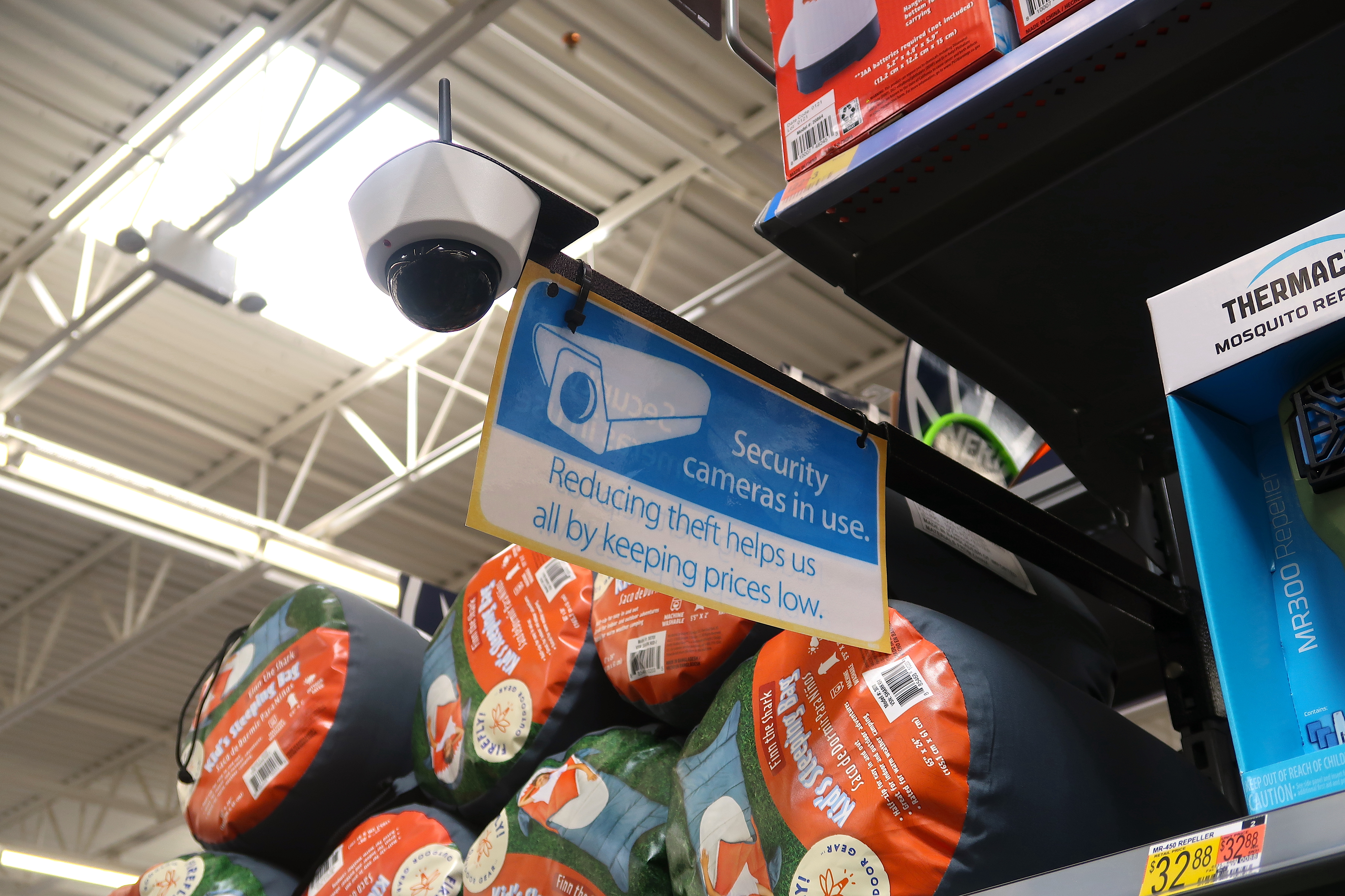 Una cámara de seguridad en un supermercado | Foto: Shutterstock