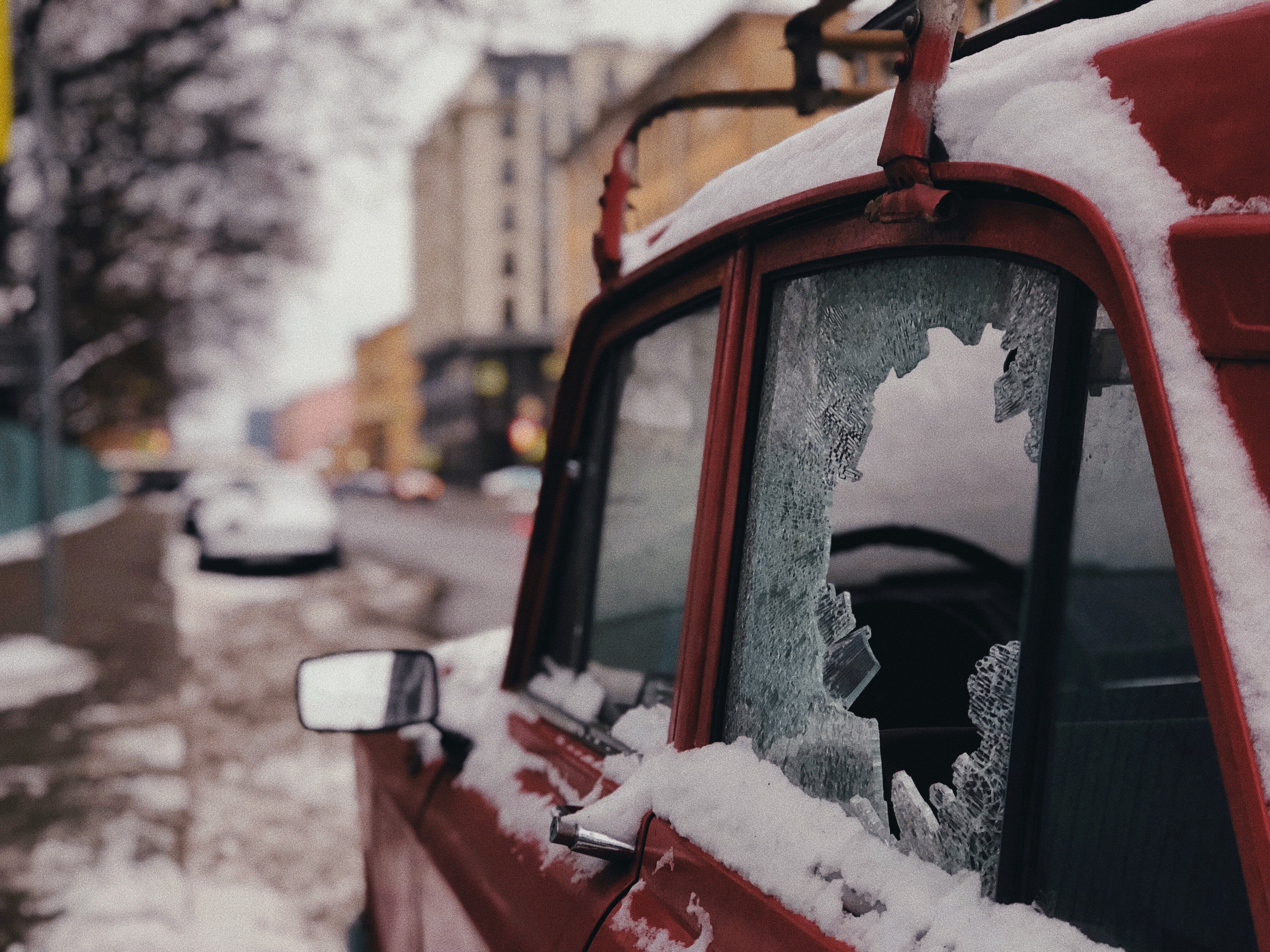 Un vehículo con una ventanilla rota en pleno invierno. | Foto: Pexels