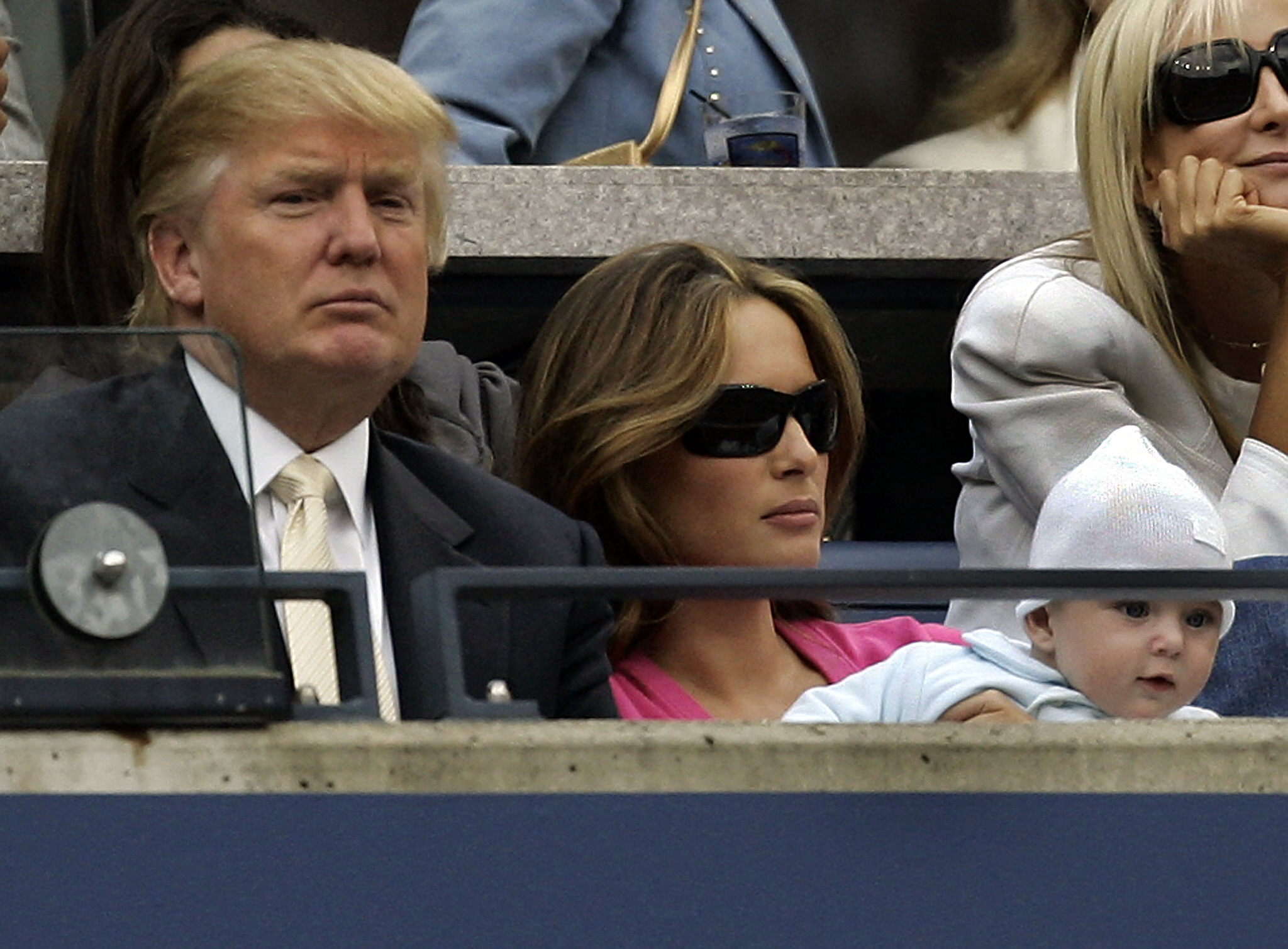 Donald, Melania y el bebé Barron Trump asisten a la final masculina del US Open 2006 entre Roger Federer y Andy Roddick en el USTA National Tennis Center de Flushing Meadows, Nueva York, el 10 de septiembre de 2006. | Fuente: Getty Images