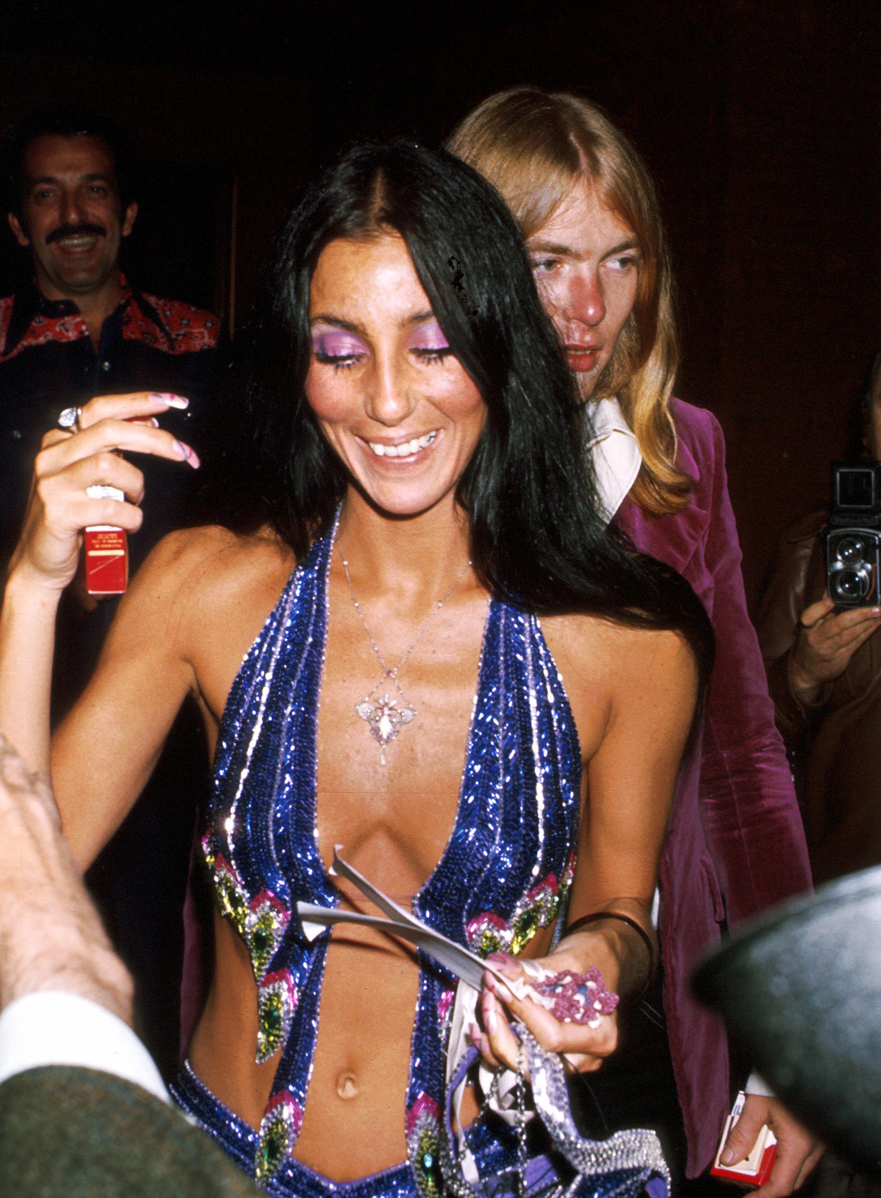Cher y Gregg Allman asisten a un evento en 1977. | Fuente: Getty Images