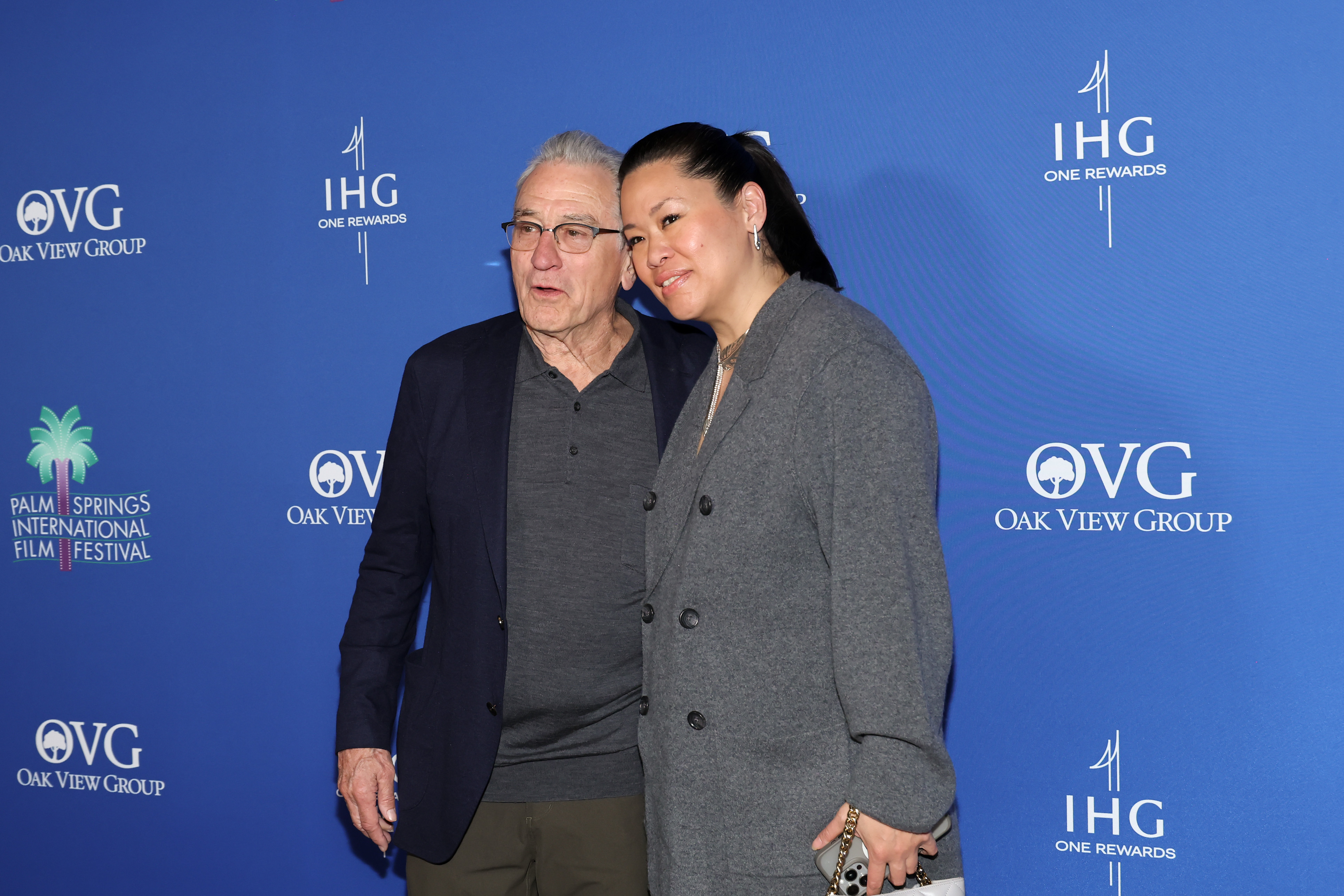 Robert De Niro y Tiffany Chen en los Premios de Cine del Festival Internacional de Cine de Palm Springs 2024, en Palm Springs, California, el 4 de enero de 2024 | Fuente: Getty Images