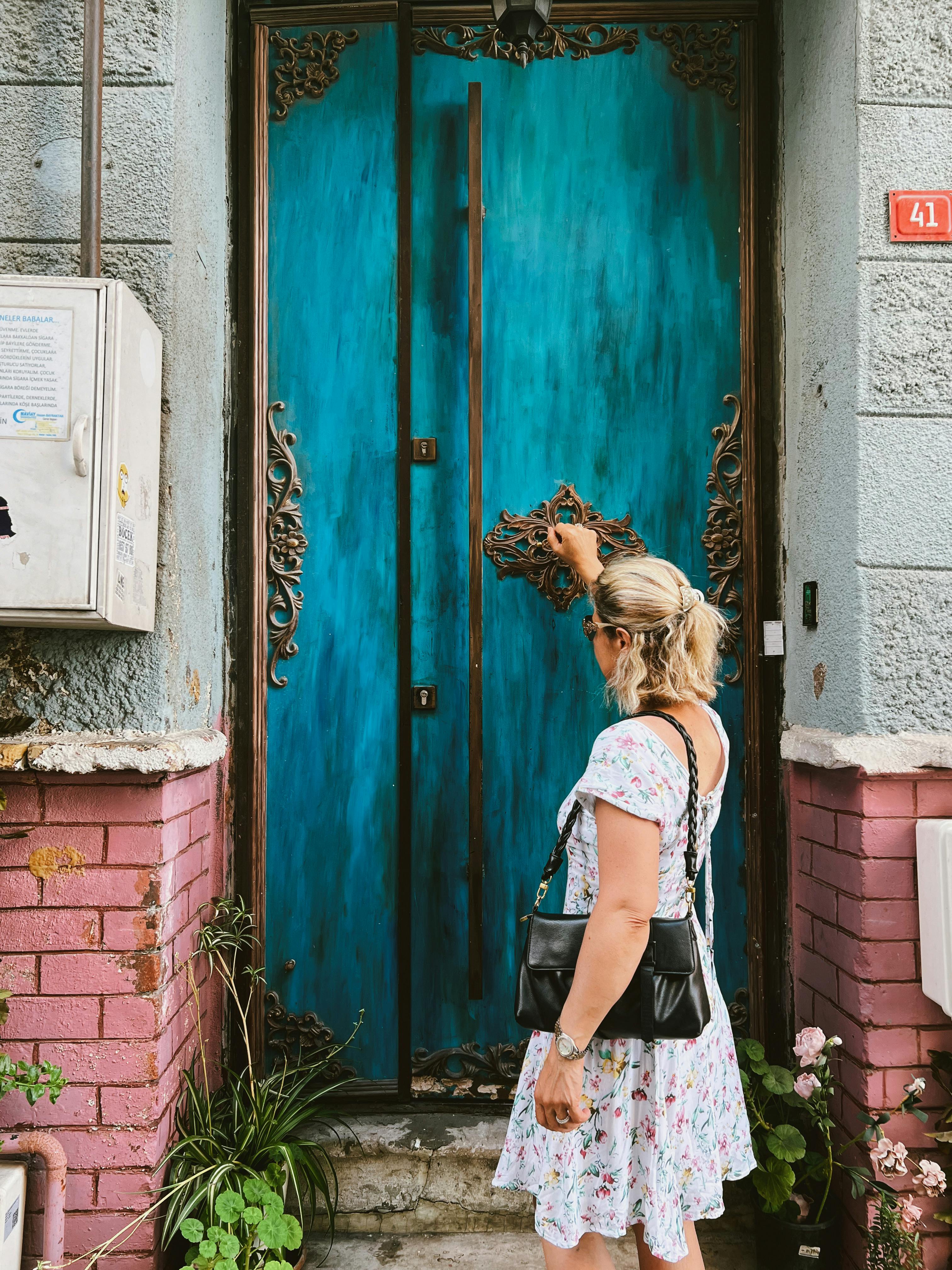 Una mujer a punto de llamar a una puerta | Fuente: Pexels