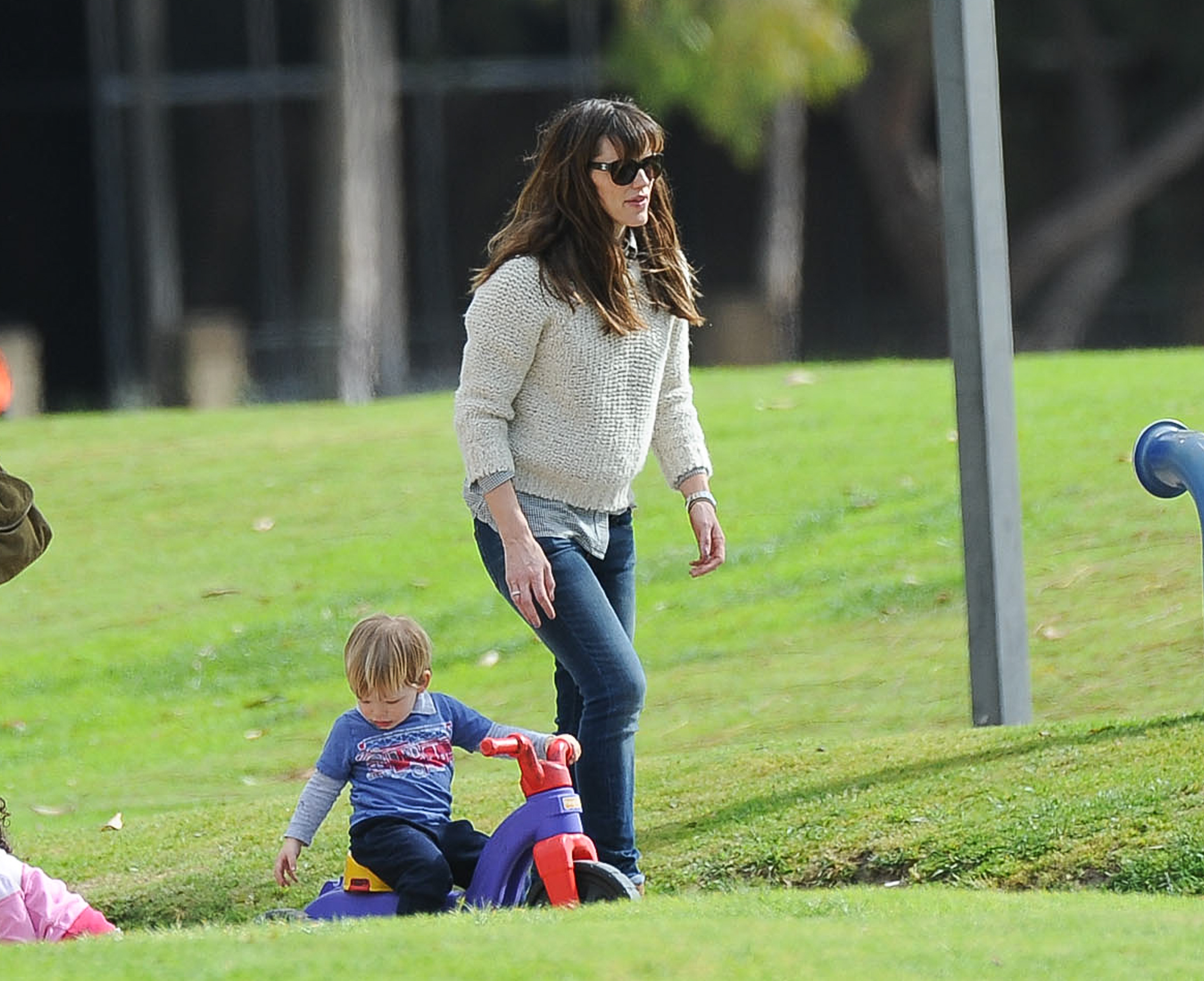 Samuel Garner Affleck pasea en bici por el parque con Jennifer Garner el 8 de febrero de 2014, en Los Ángeles, California | Fuente: Getty Images